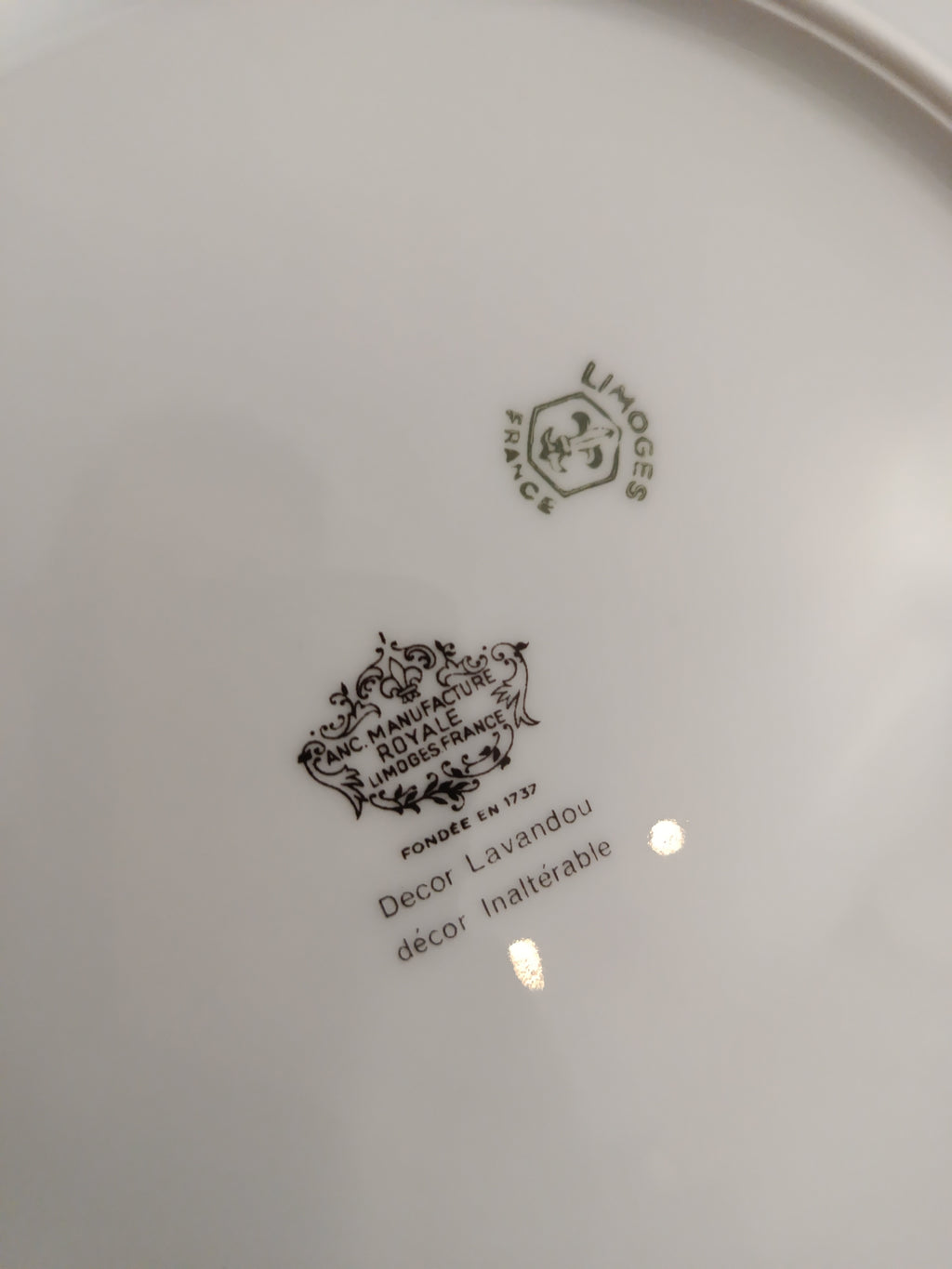 Assiette octogonale en porcelaine de Limoges Manufacture Royale Lavandou florale peinte main XXe siècle