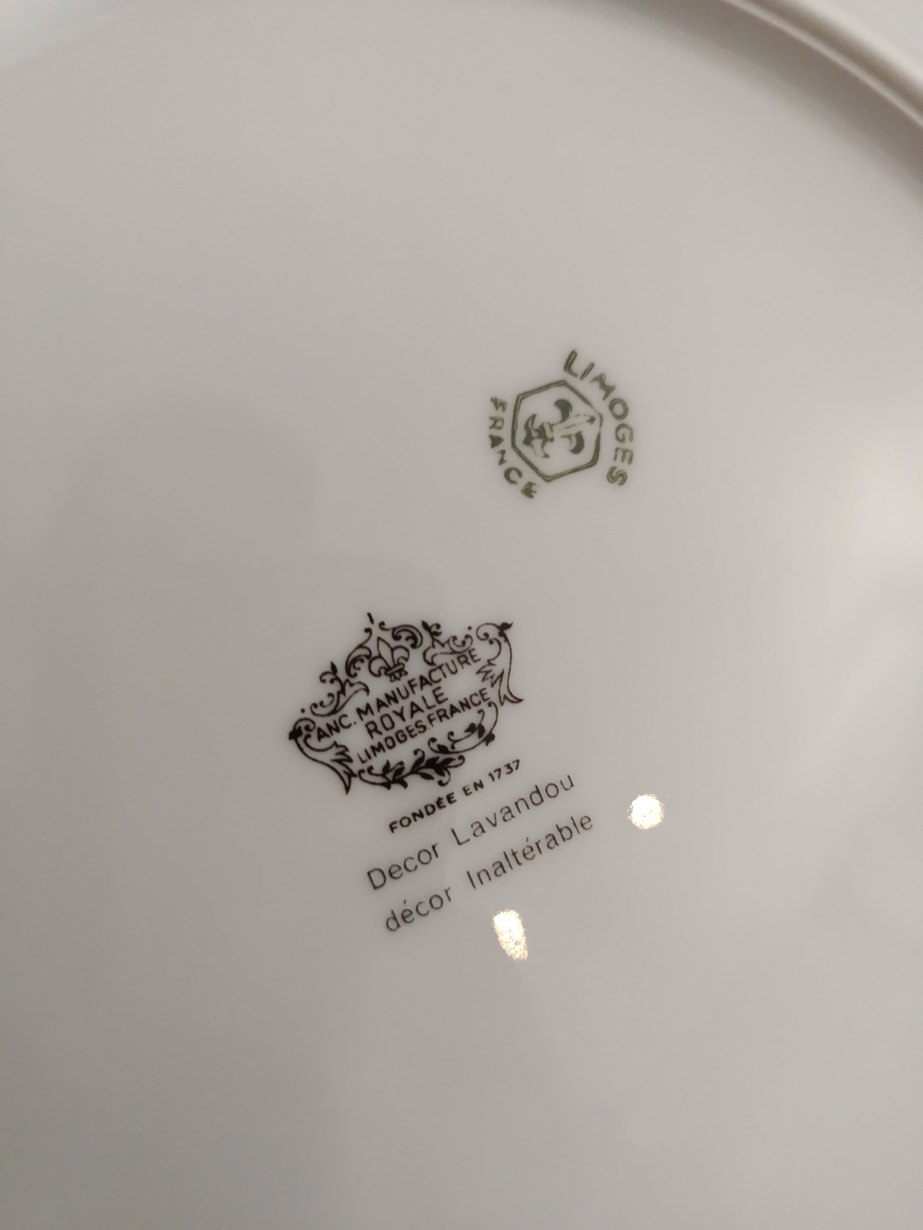 Assiette octogonale en porcelaine de Limoges Manufacture Royale Lavandou florale peinte main XXe siècle