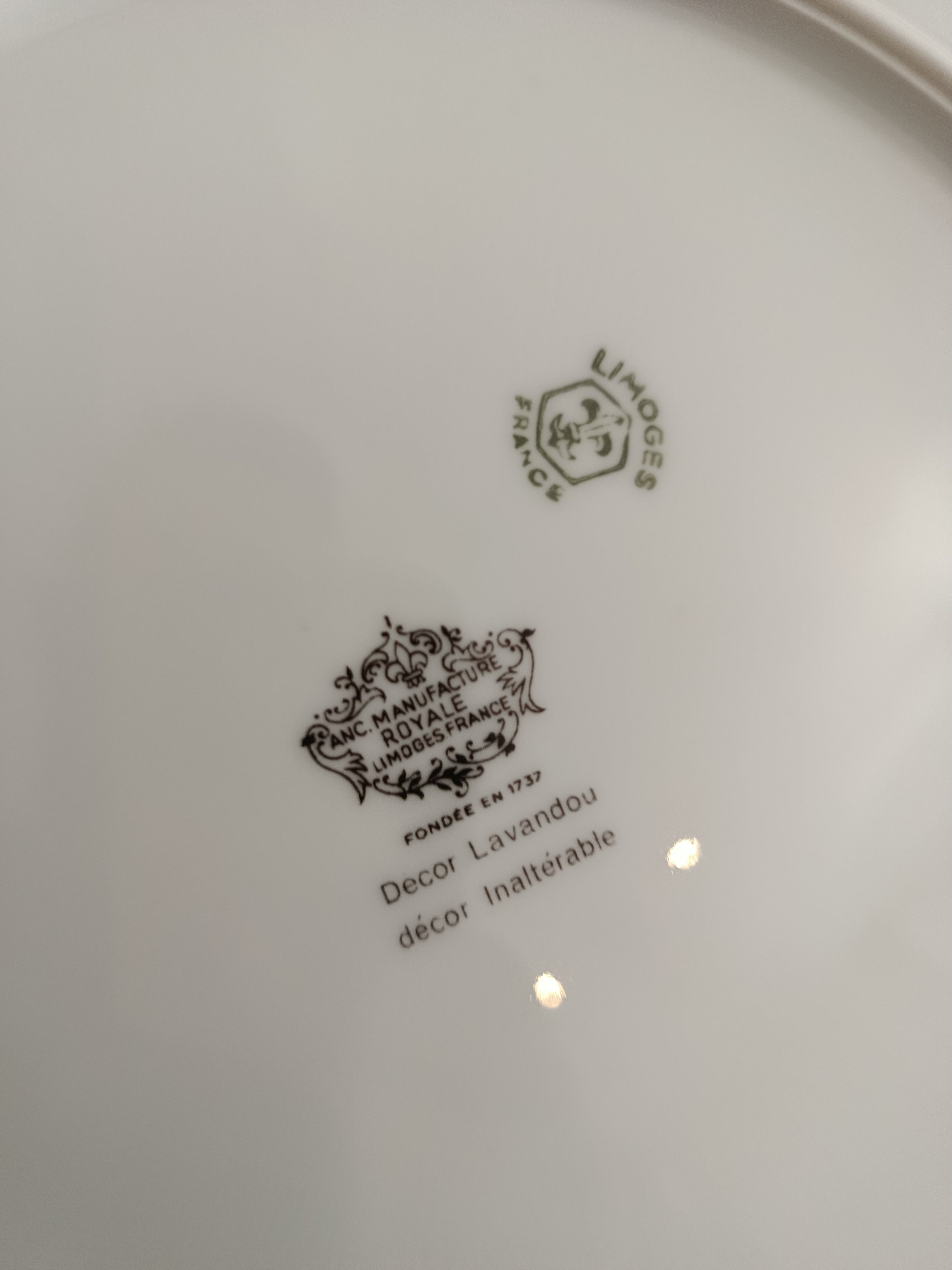Assiette octogonale en porcelaine de Limoges Manufacture Royale Lavandou florale peinte main XXe siècle