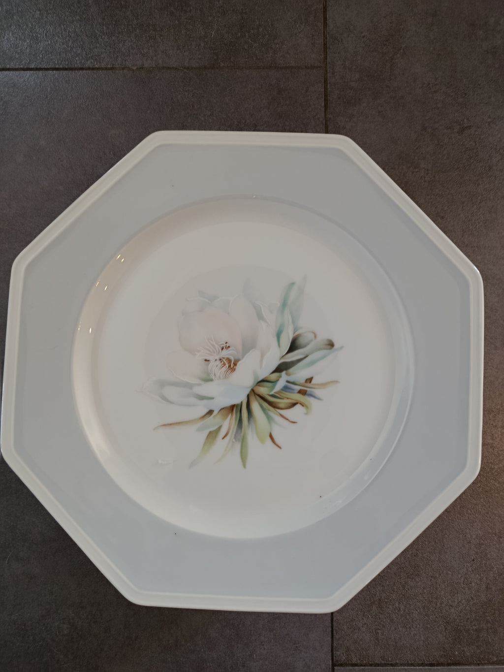 Assiette octogonale en porcelaine de Limoges Manufacture Royale Lavandou florale peinte main XXe siècle