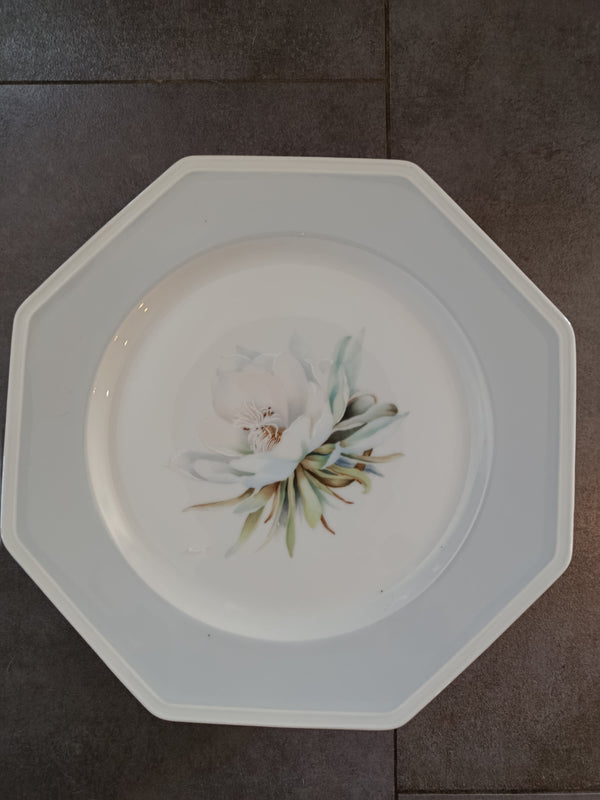 Assiette octogonale en porcelaine de Limoges Manufacture Royale Lavandou florale peinte main XXe siècle