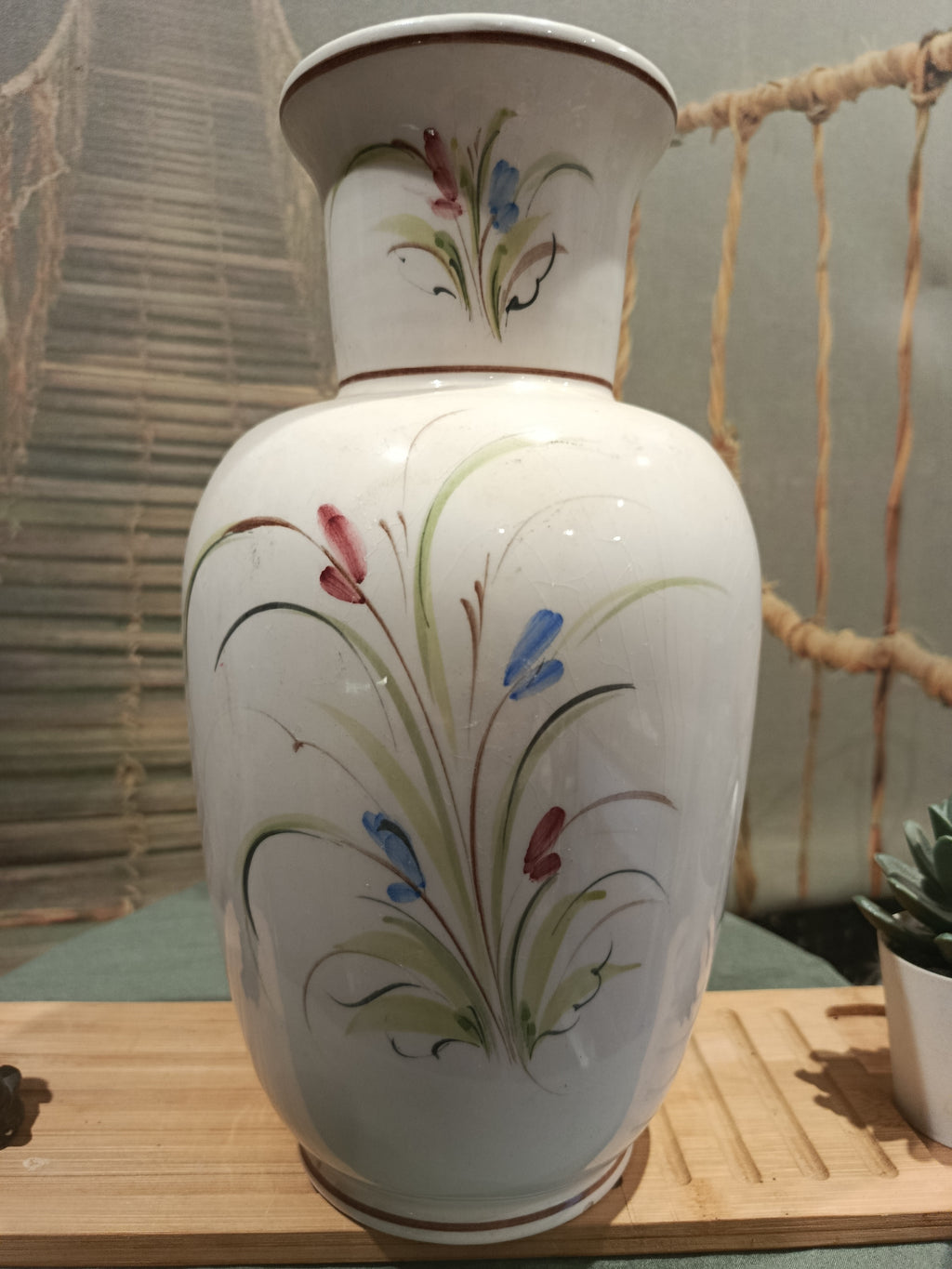 Vase ancien en porcelaine peint main motifs floraux signé et numéroté Art Déco XXe siècle