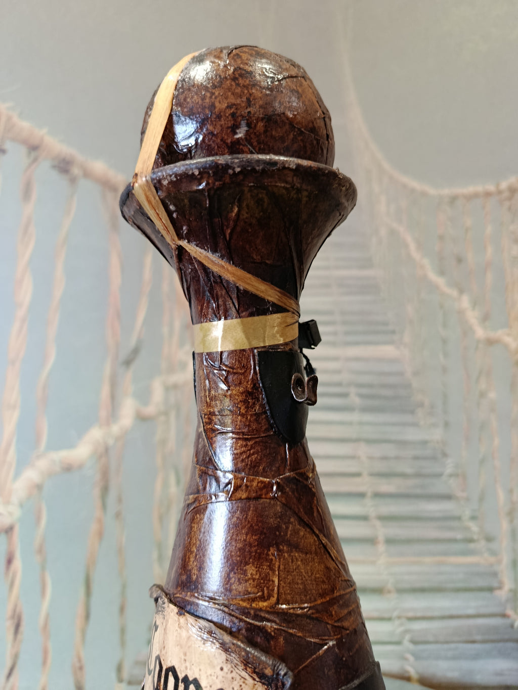 Bouteille de cognac vintage en cuir mâché République de Saint-Marin XXe siècle