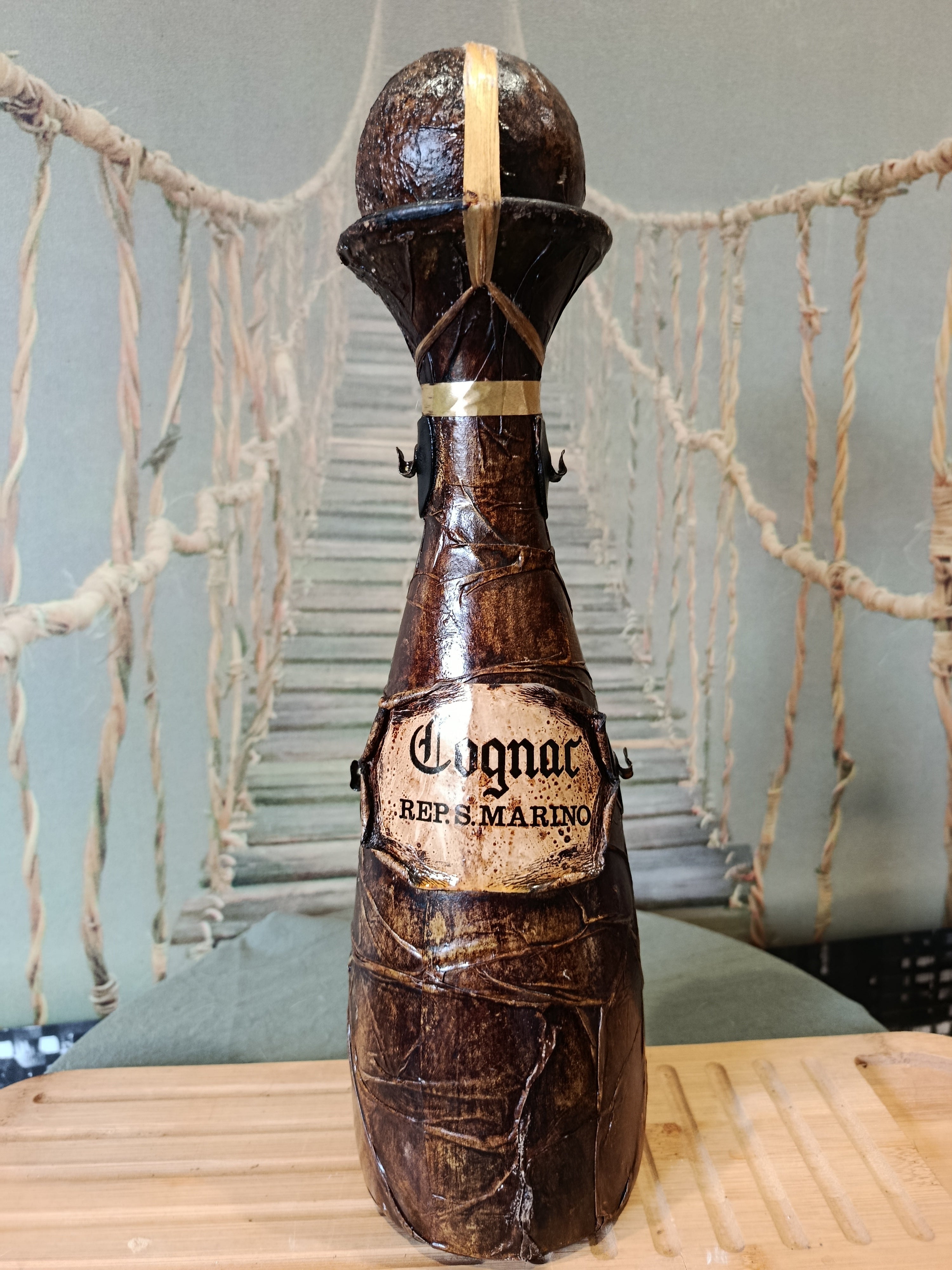 Bouteille de cognac vintage en cuir mâché République de Saint-Marin XXe siècle