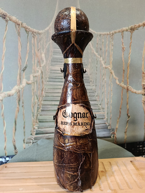 Bouteille de cognac vintage en cuir mâché République de Saint-Marin XXe siècle