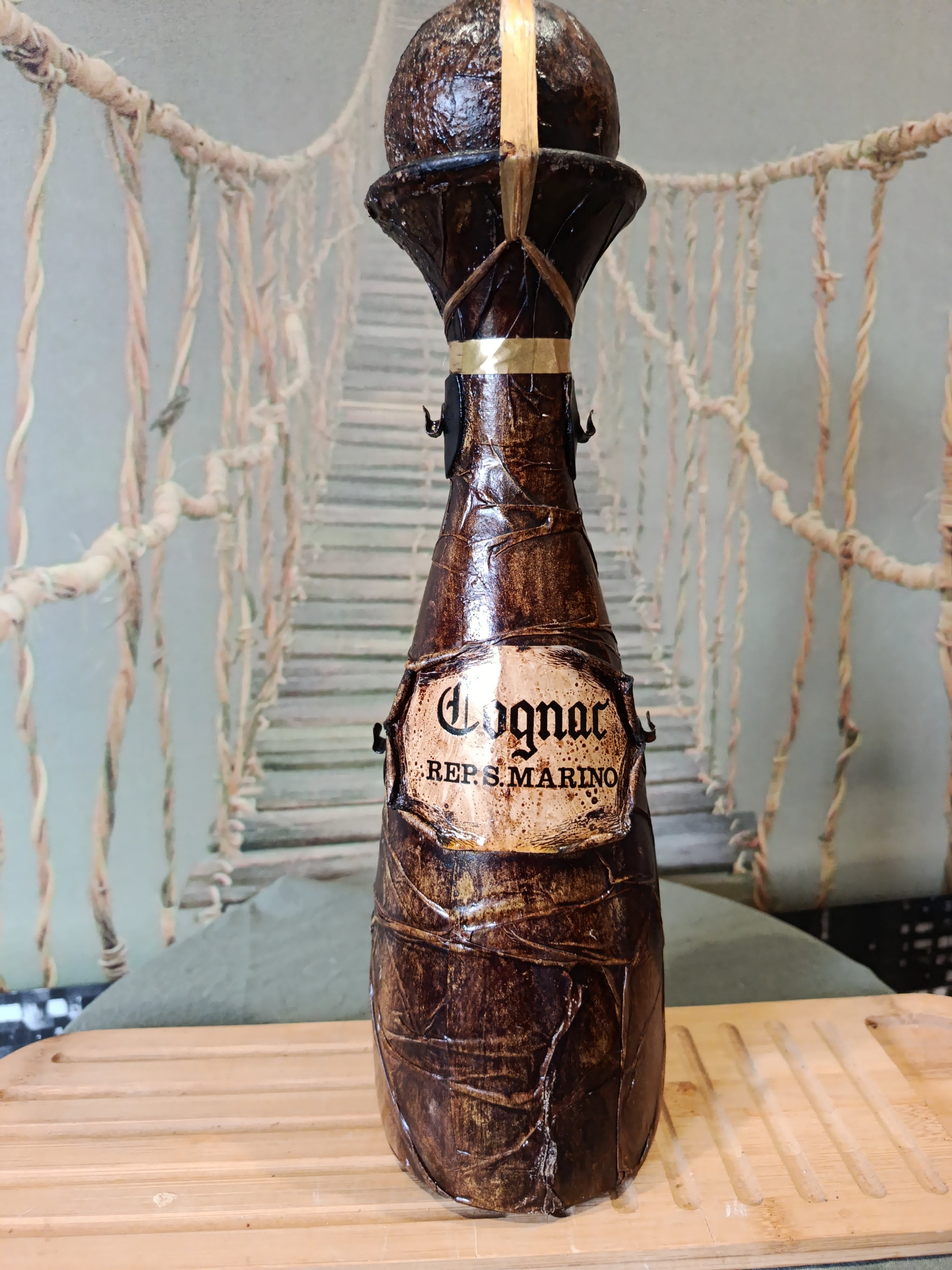 Bouteille de cognac vintage en cuir mâché République de Saint-Marin XXe siècle