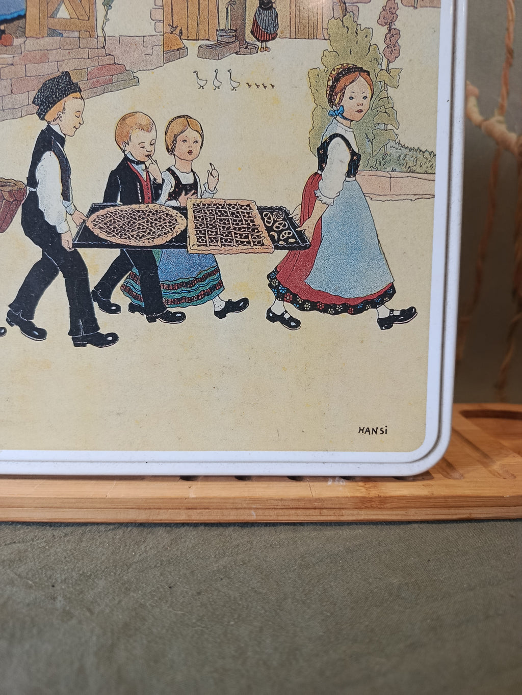 Alte Aufbewahrungsbox, signiert Massily