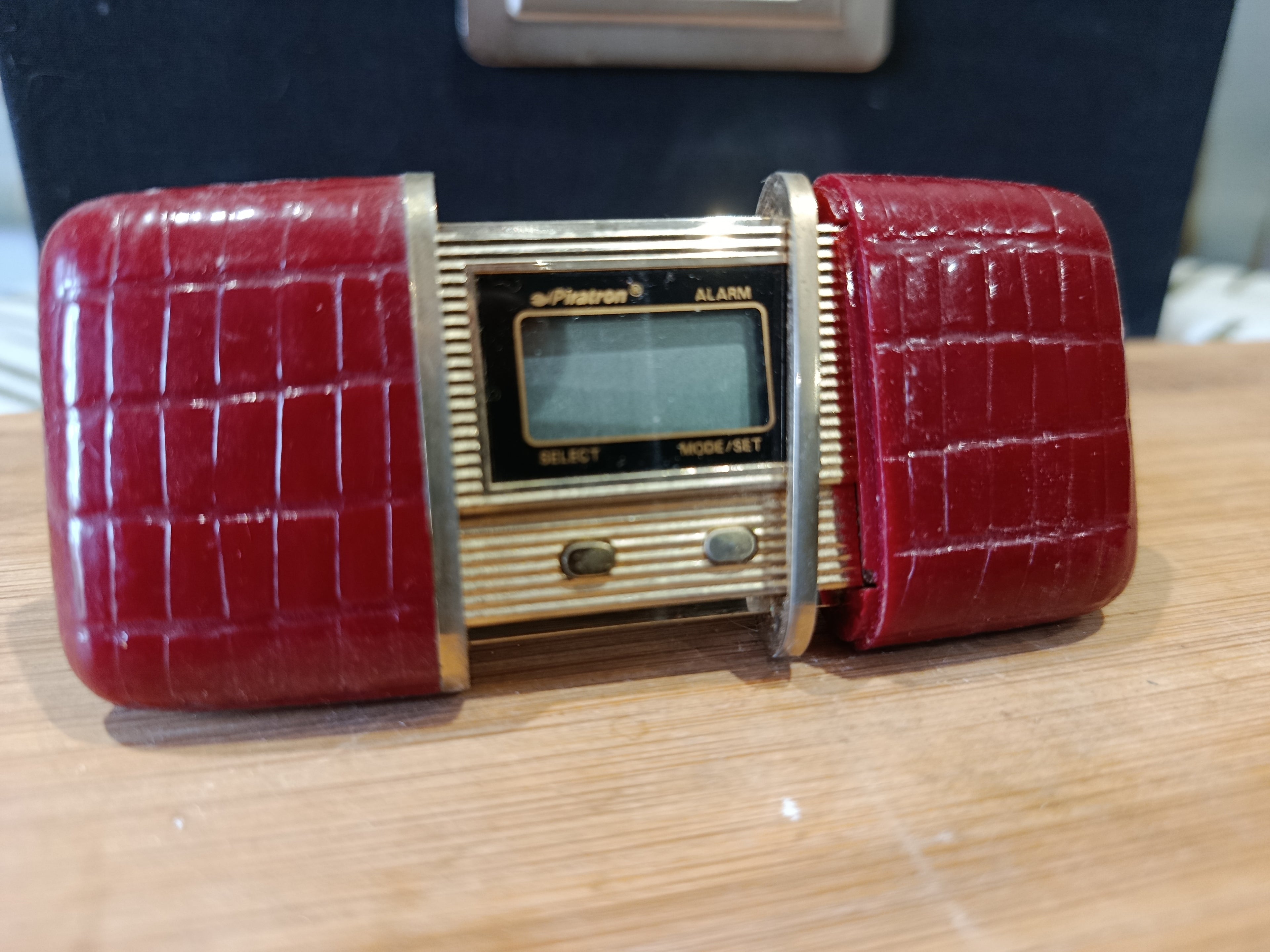 Mini réveil de poche vintage en métal doré Piratron alarme collector années 70-90