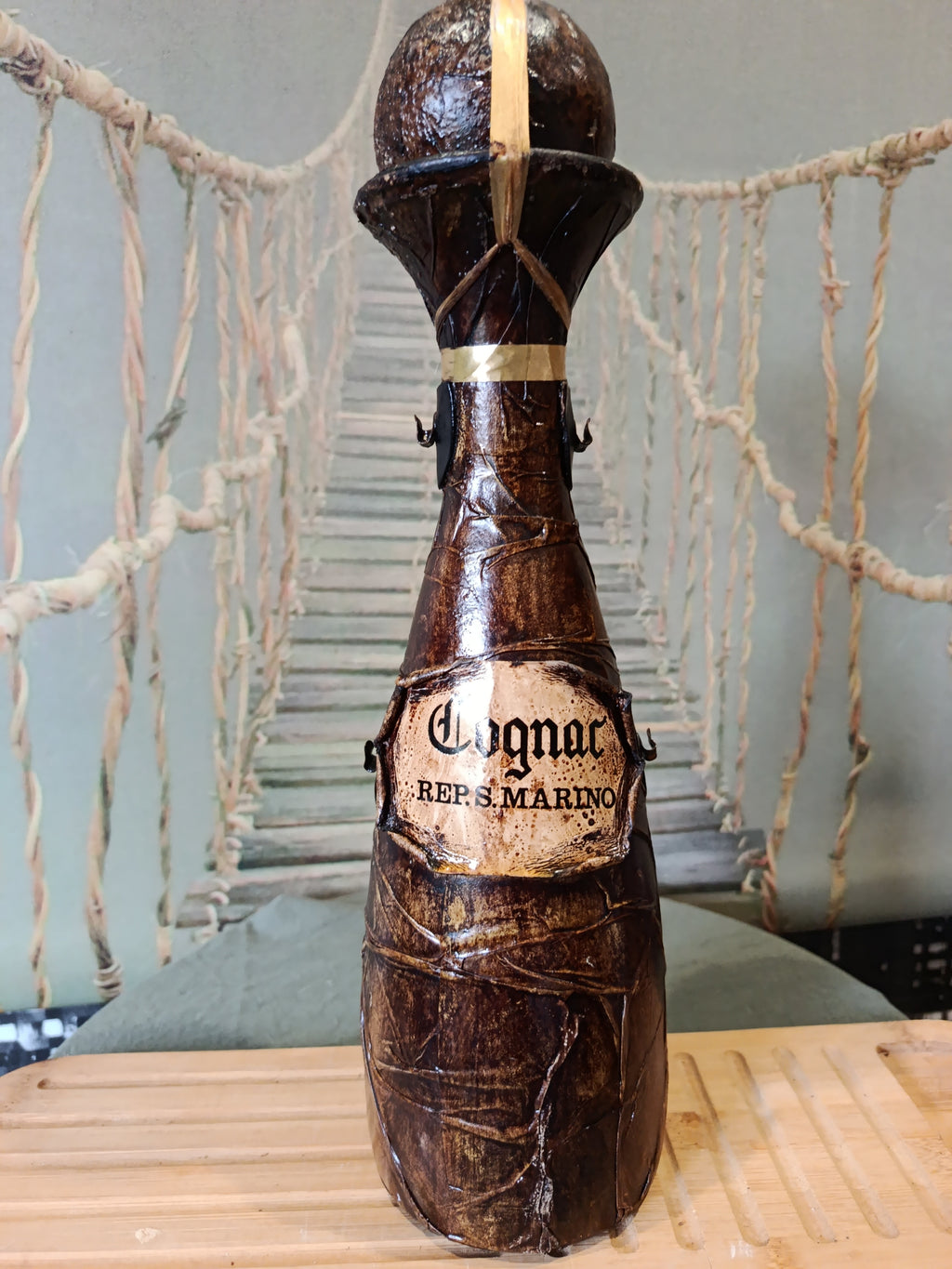 Bouteille de cognac vintage en cuir mâché République de Saint-Marin XXe siècle