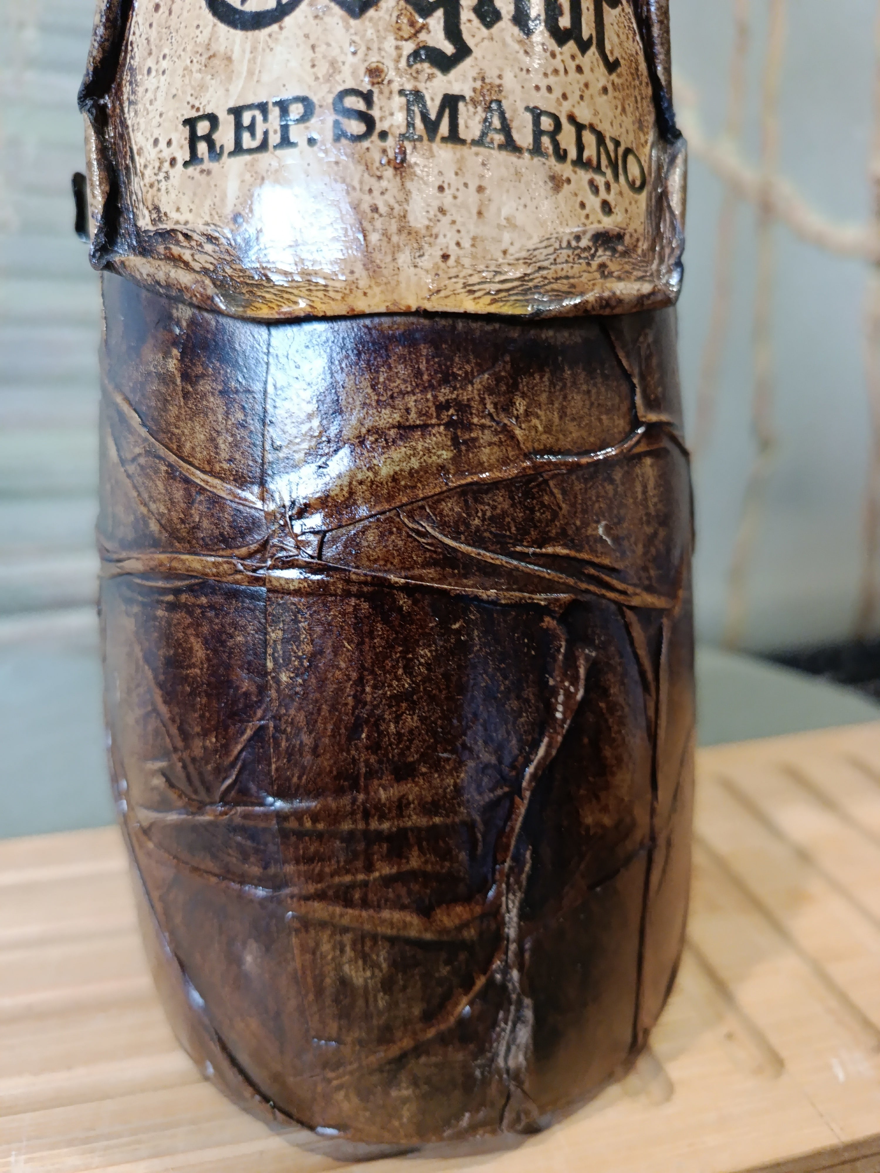 Bouteille de cognac vintage en cuir mâché République de Saint-Marin XXe siècle