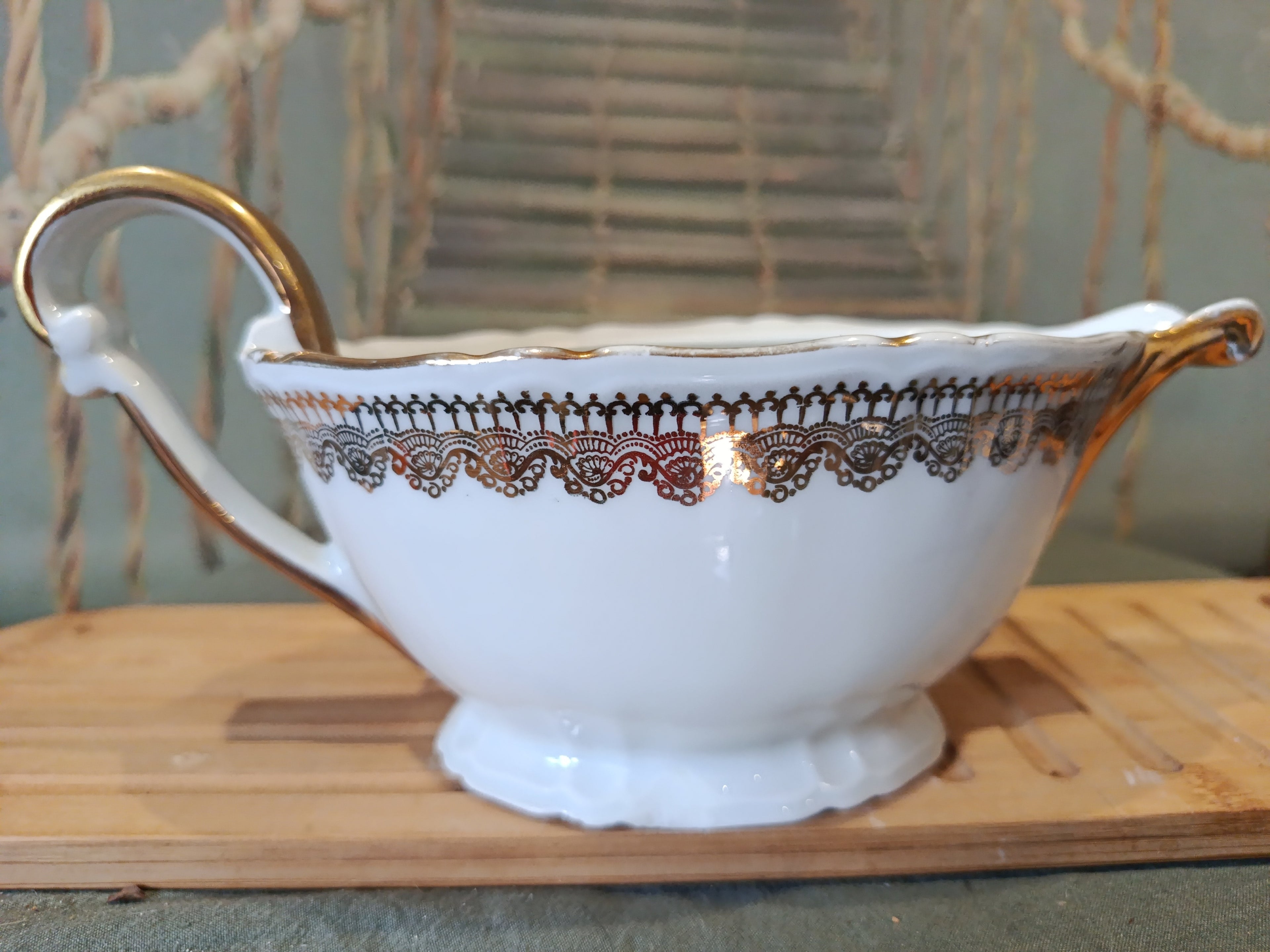 Saucère ancienne en porcelaine dorée Signée XIXe siècle Napoléon