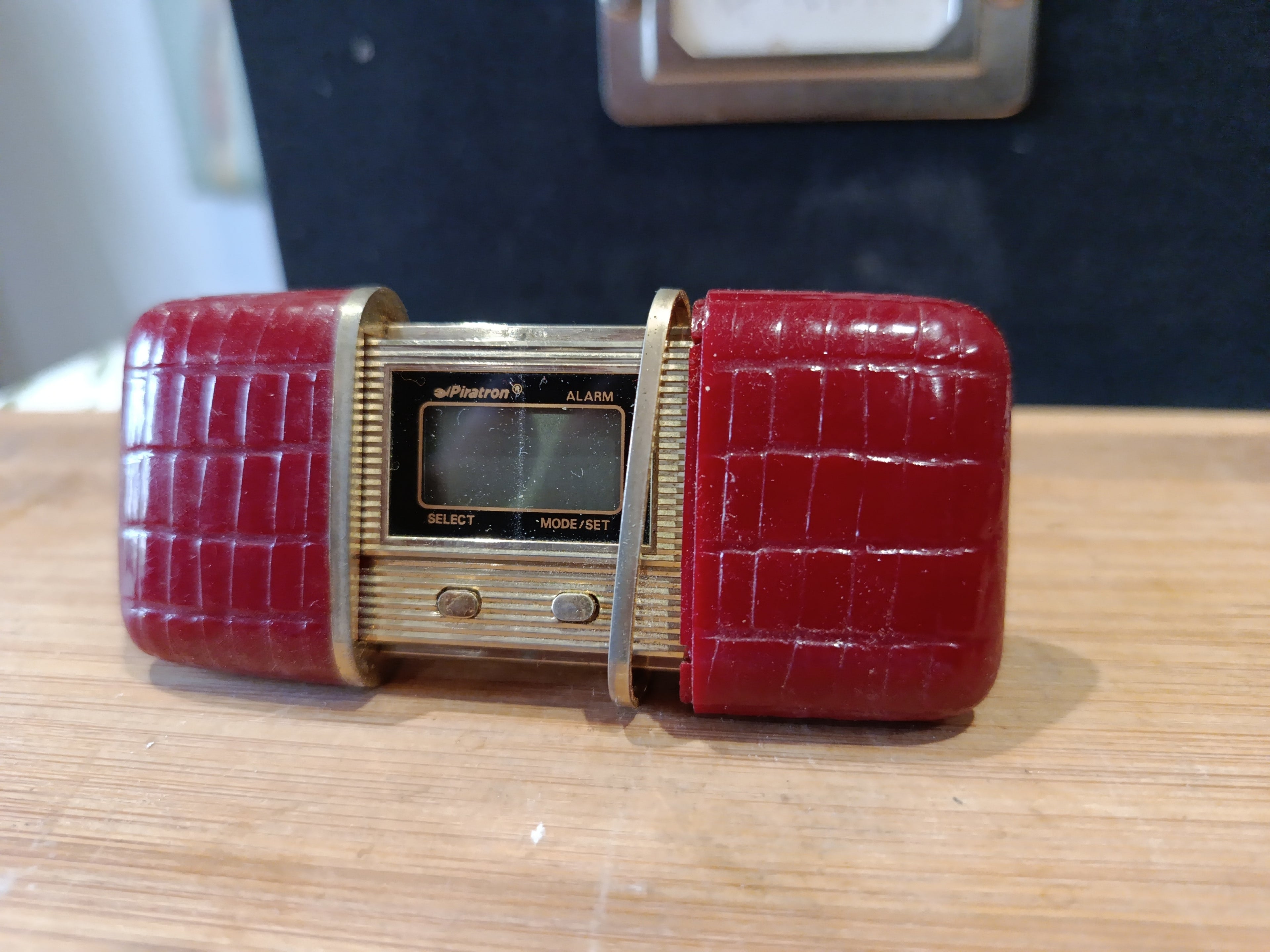 Mini réveil de poche vintage en métal doré Piratron alarme collector années 70-90
