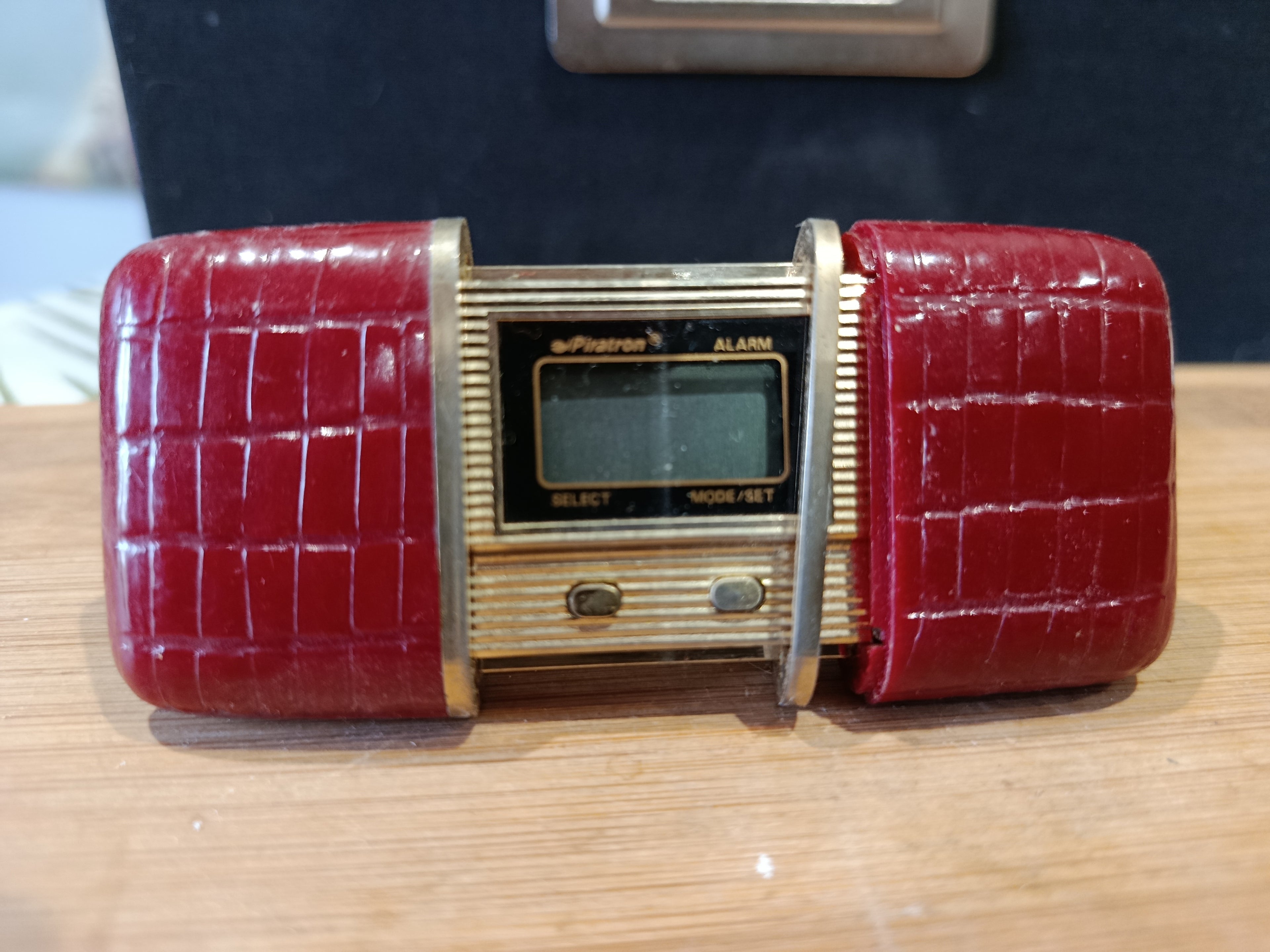 Mini réveil de poche vintage en métal doré Piratron alarme collector années 70-90