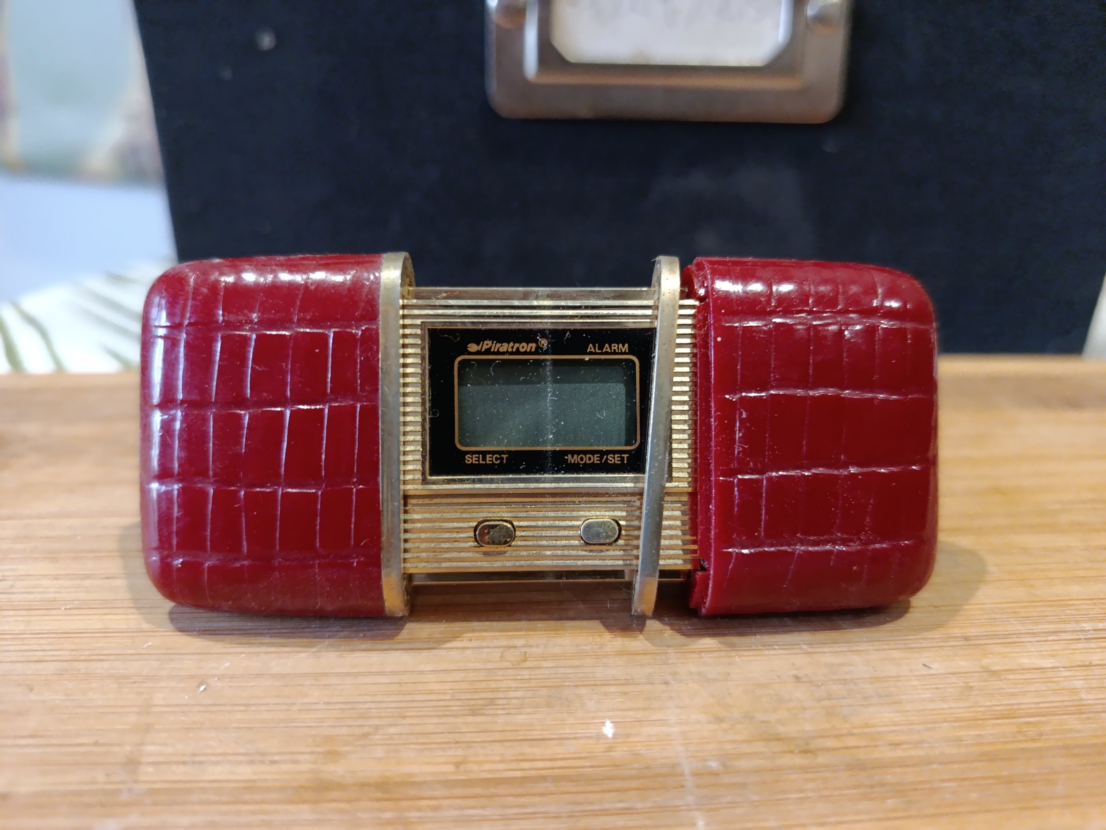 Mini réveil de poche vintage en métal doré Piratron alarme collector années 70-90