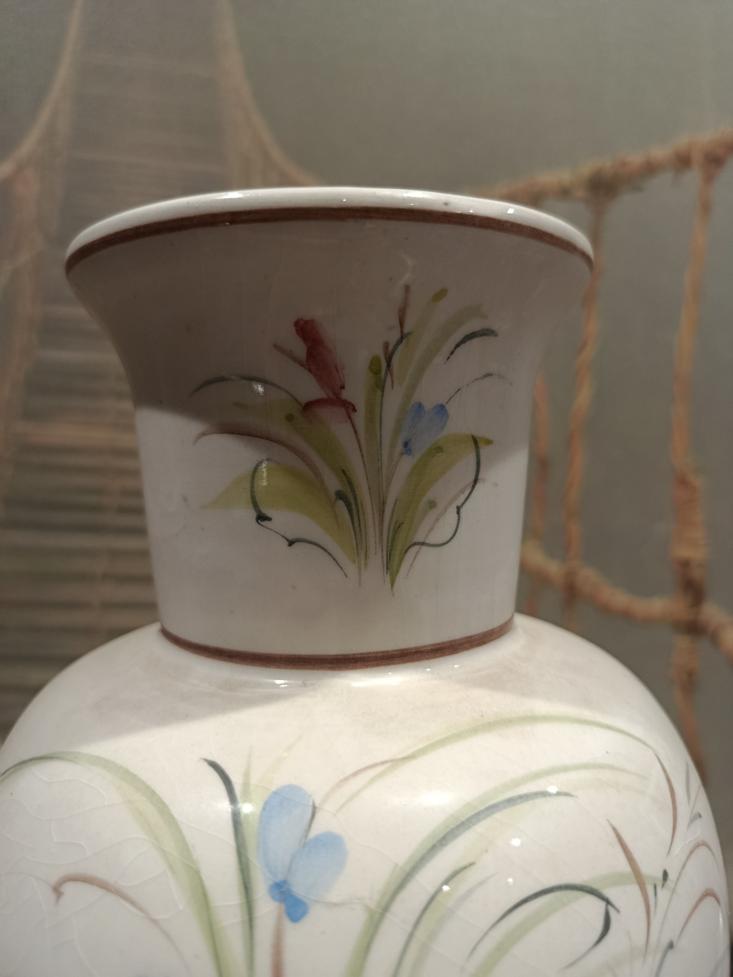 Vase ancien en porcelaine peint main motifs floraux signé et numéroté Art Déco XXe siècle