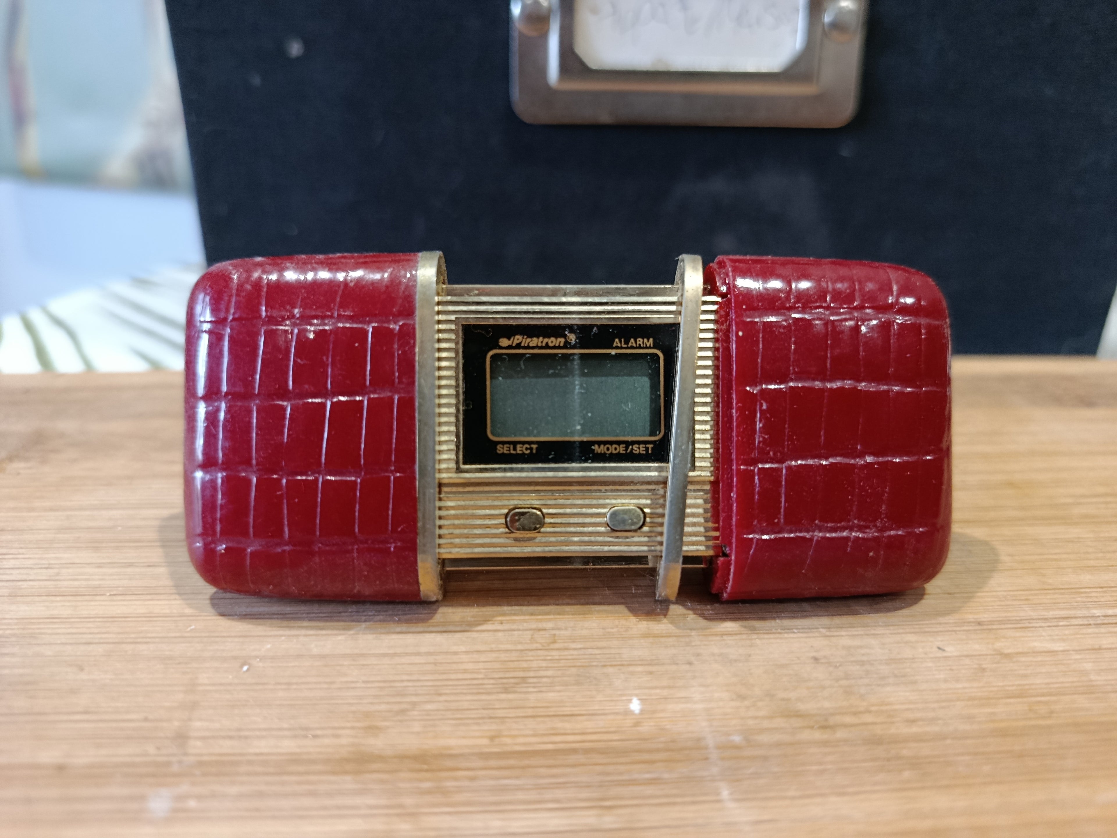 Mini réveil de poche vintage en métal doré Piratron alarme collector années 70-90