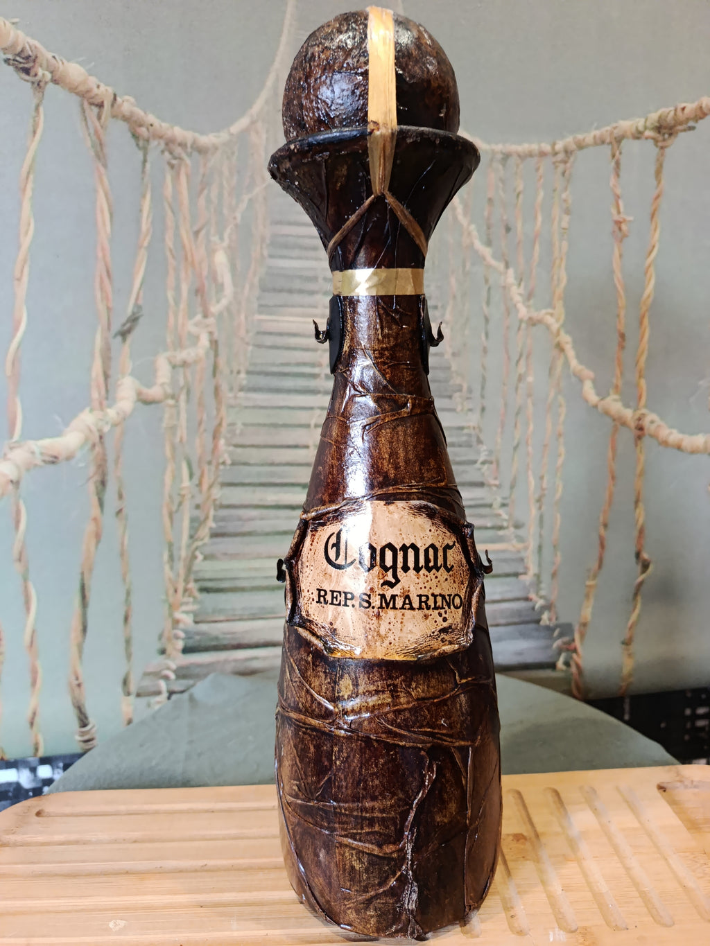 Bouteille de cognac vintage en cuir mâché République de Saint-Marin XXe siècle