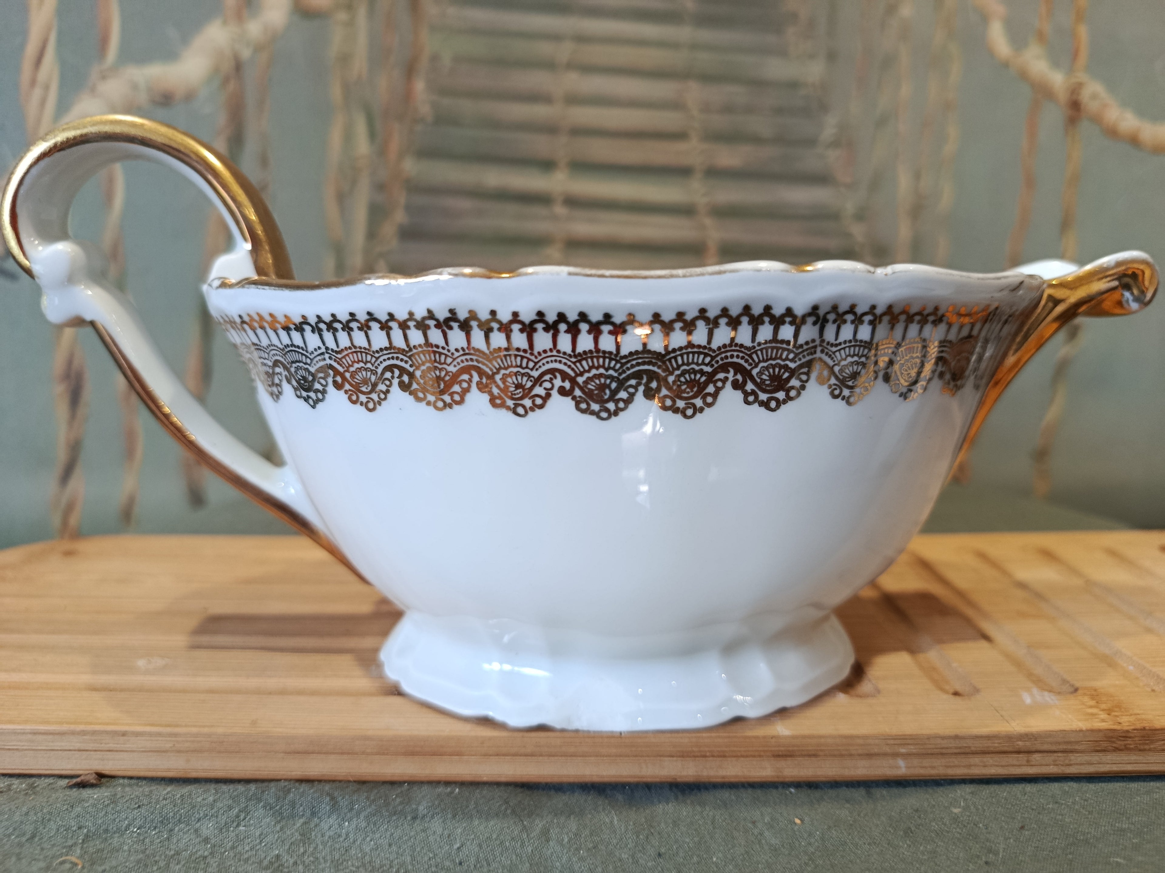Saucère ancienne en porcelaine dorée Signée XIXe siècle Napoléon