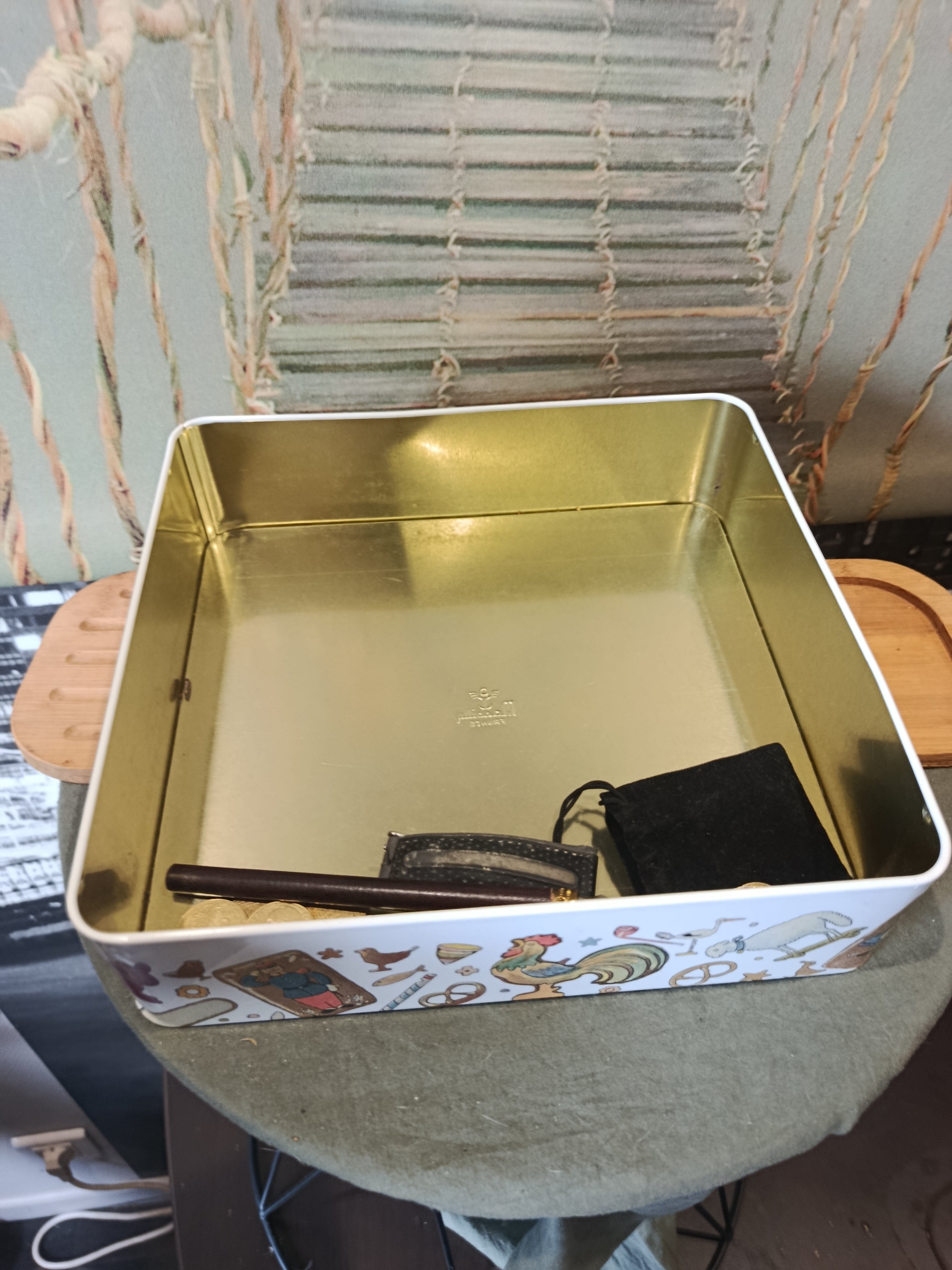 Alte Aufbewahrungsbox, signiert Massily