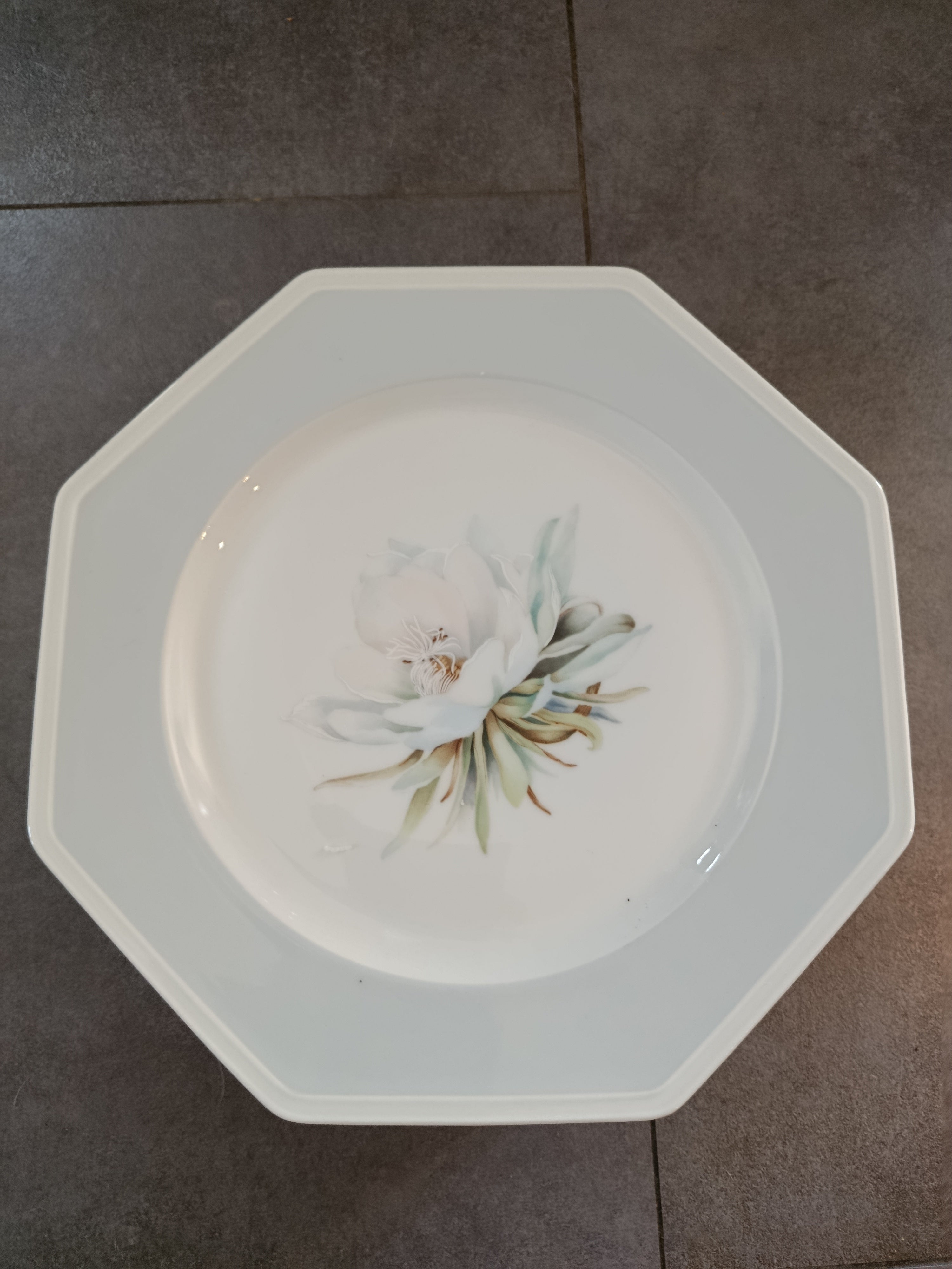 Assiette octogonale en porcelaine de Limoges Manufacture Royale Lavandou florale peinte main XXe siècle