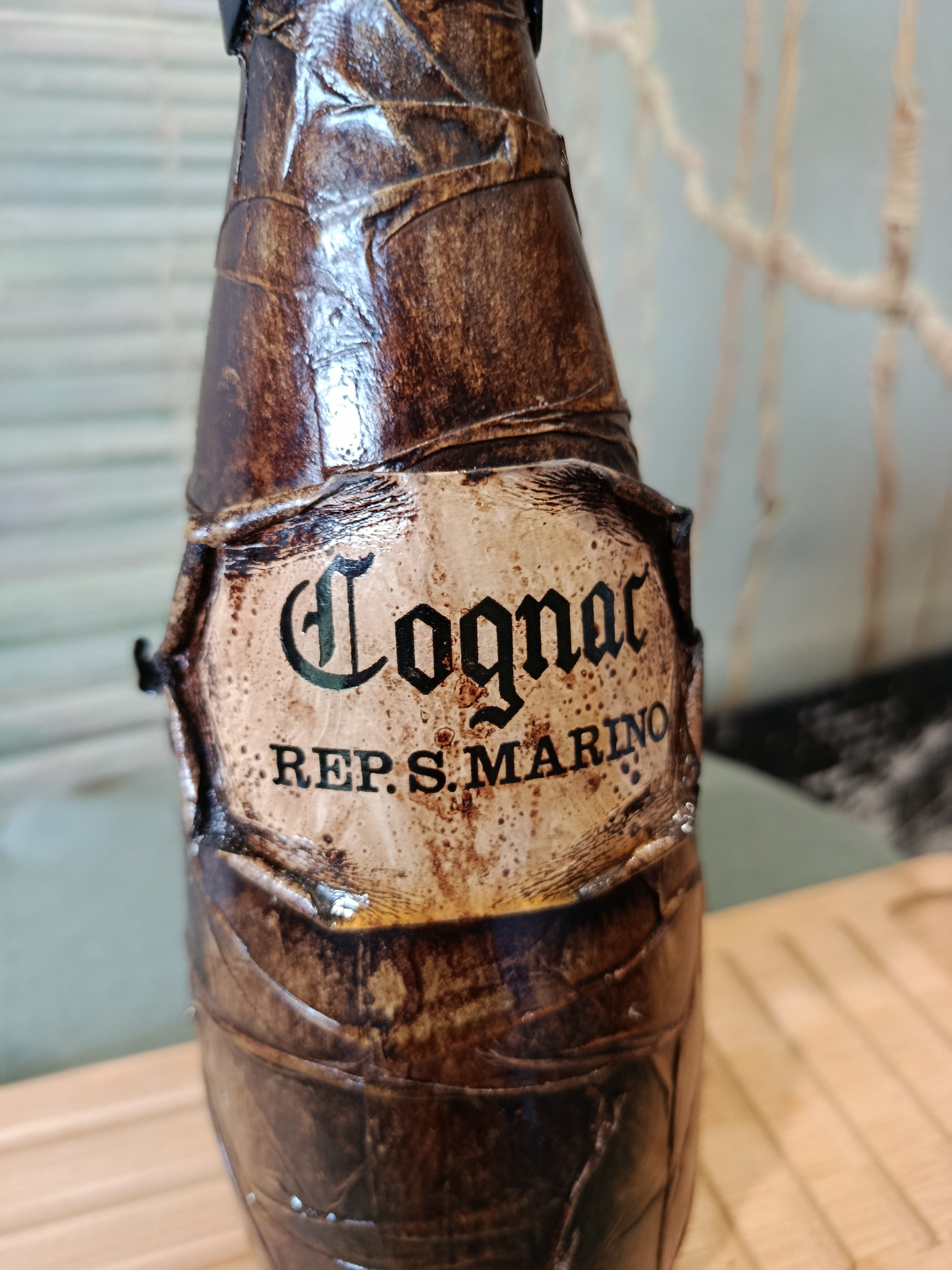 Bouteille de cognac vintage en cuir mâché République de Saint-Marin XXe siècle