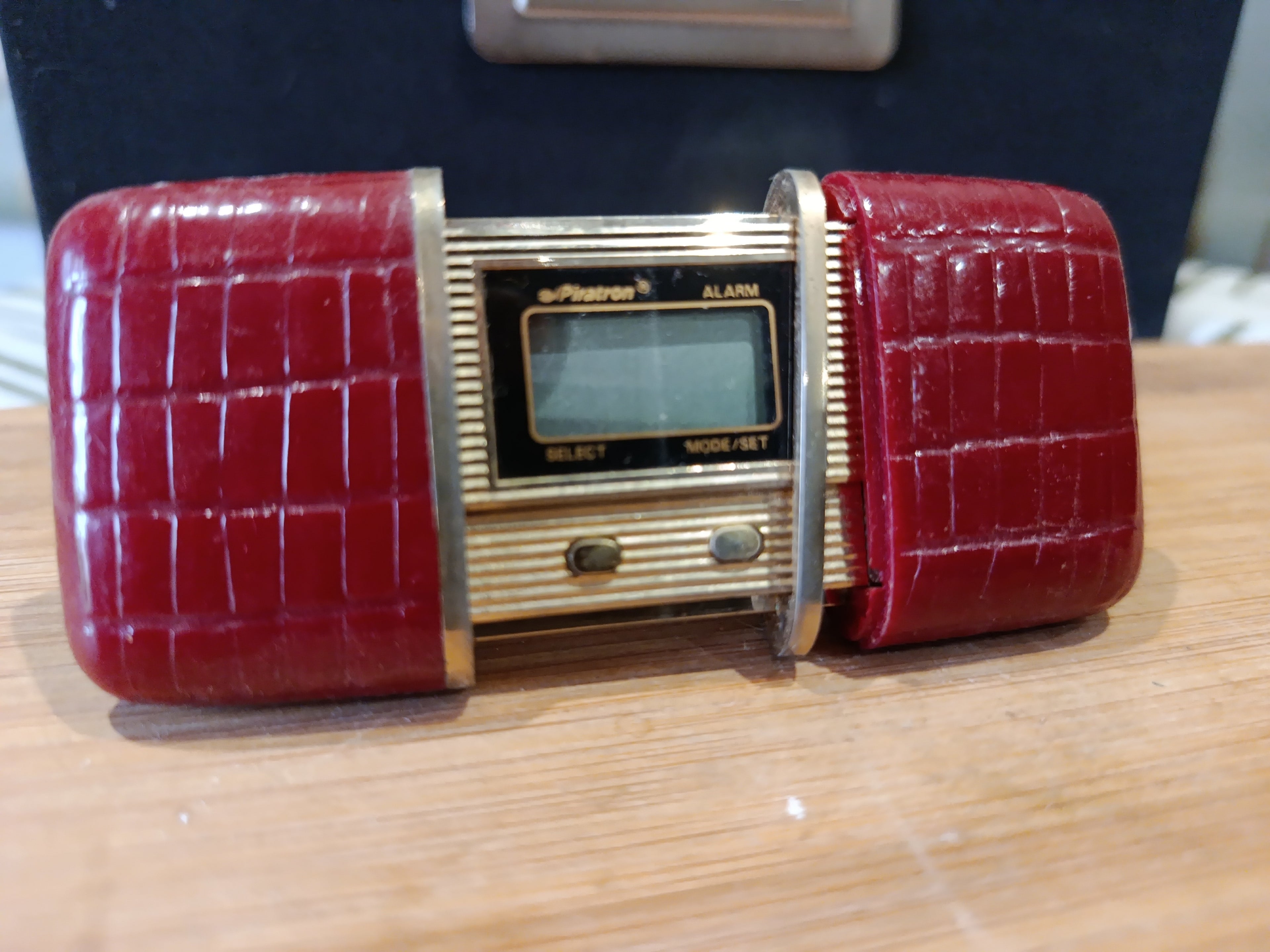 Mini réveil de poche vintage en métal doré Piratron alarme collector années 70-90