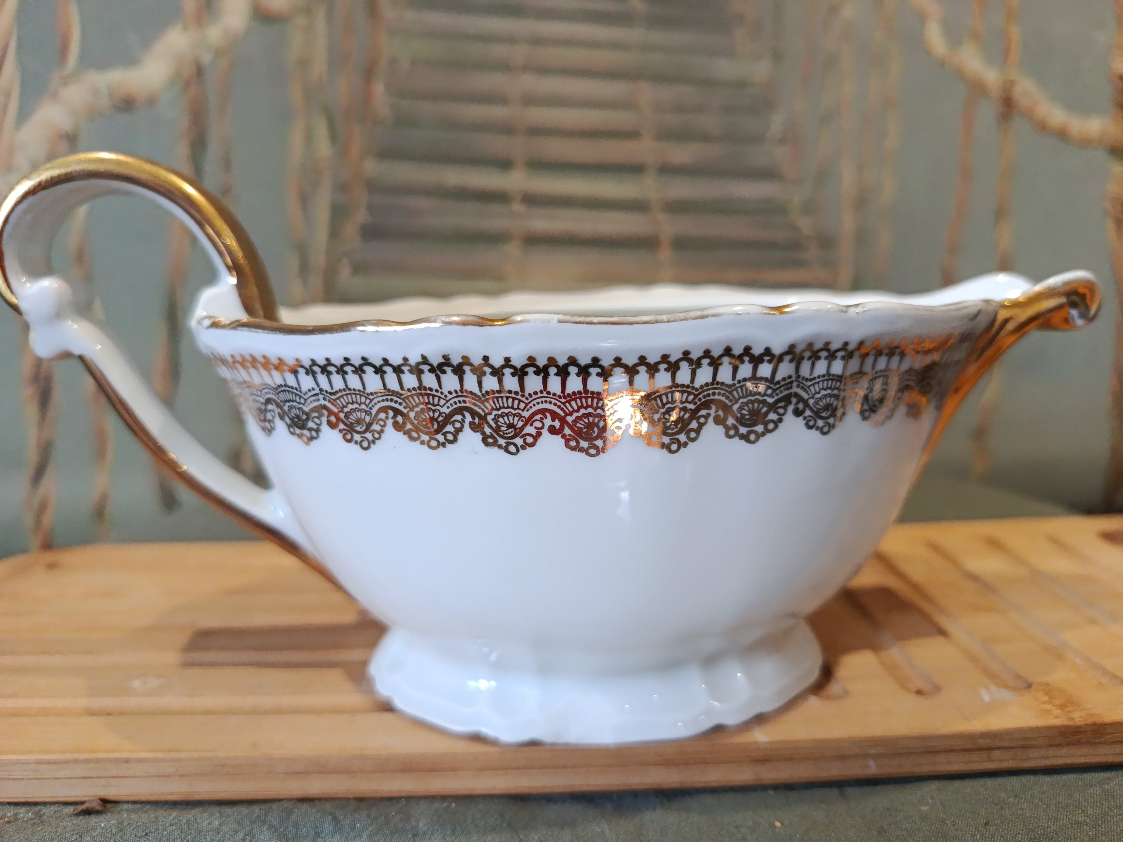 Saucère ancienne en porcelaine dorée Signée XIXe siècle Napoléon
