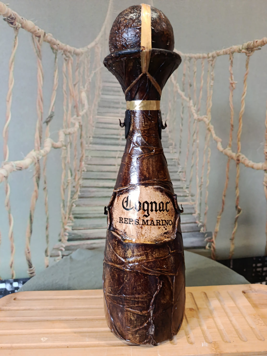 Bouteille de cognac vintage en cuir mâché République de Saint-Marin XXe siècle