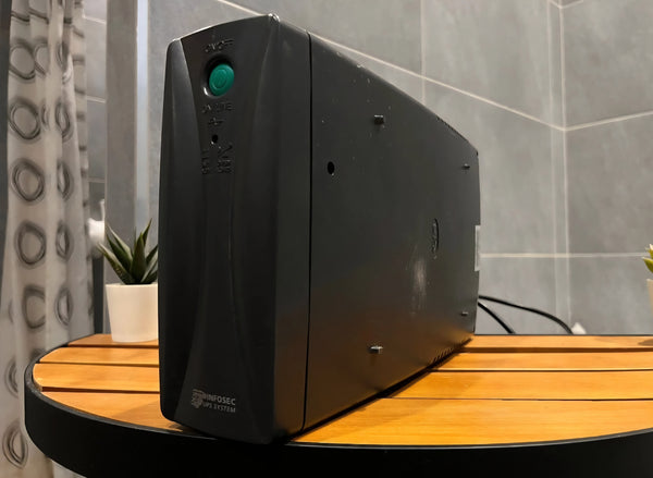 Ancien Onduleur Infosec UPS System Modem Réseaux Informatique Électronique Vintage XXe Collection