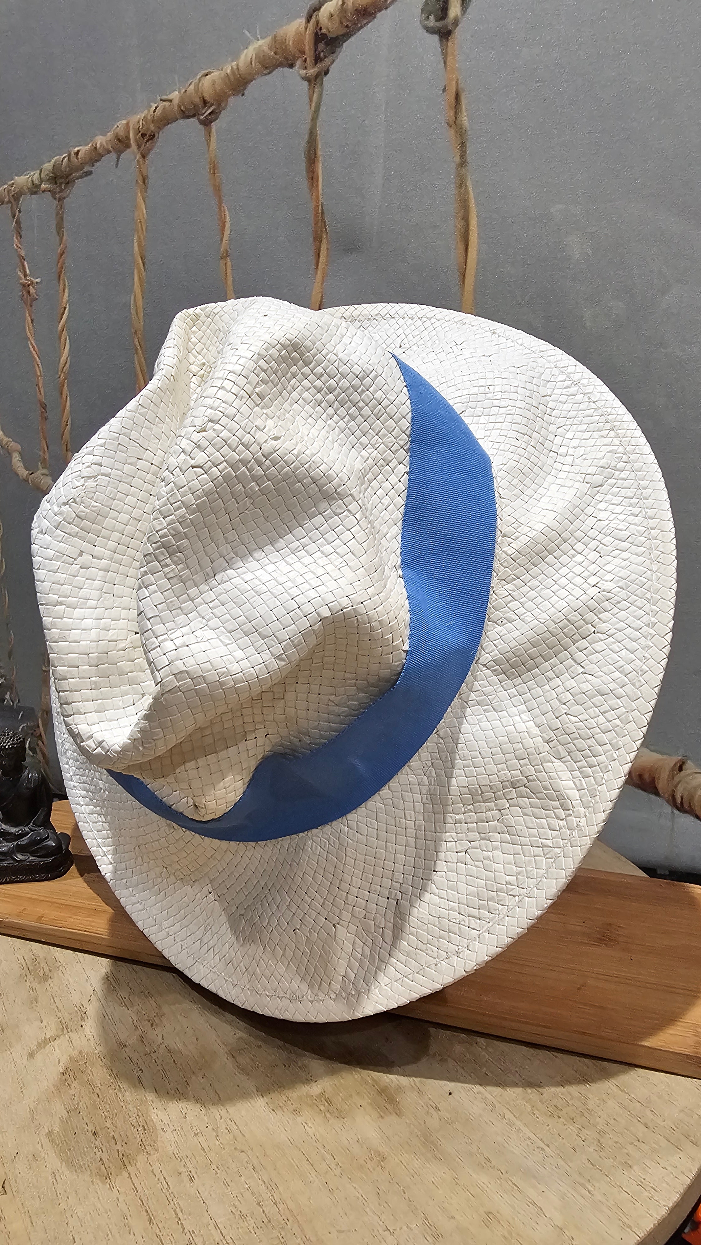 Ancien Chapeau de Luxe Cuir Irisé Et Nylon De Collection XXE Original Blanc