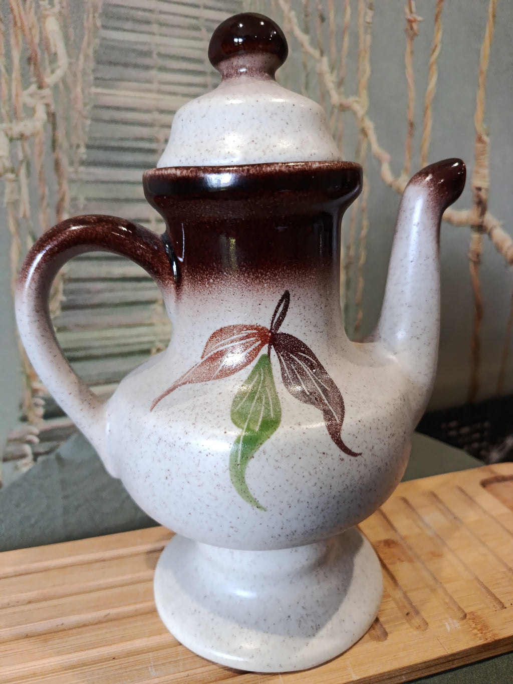 Théière vintage en grès motifs fleurs et fruits Art Déco XXe siècle