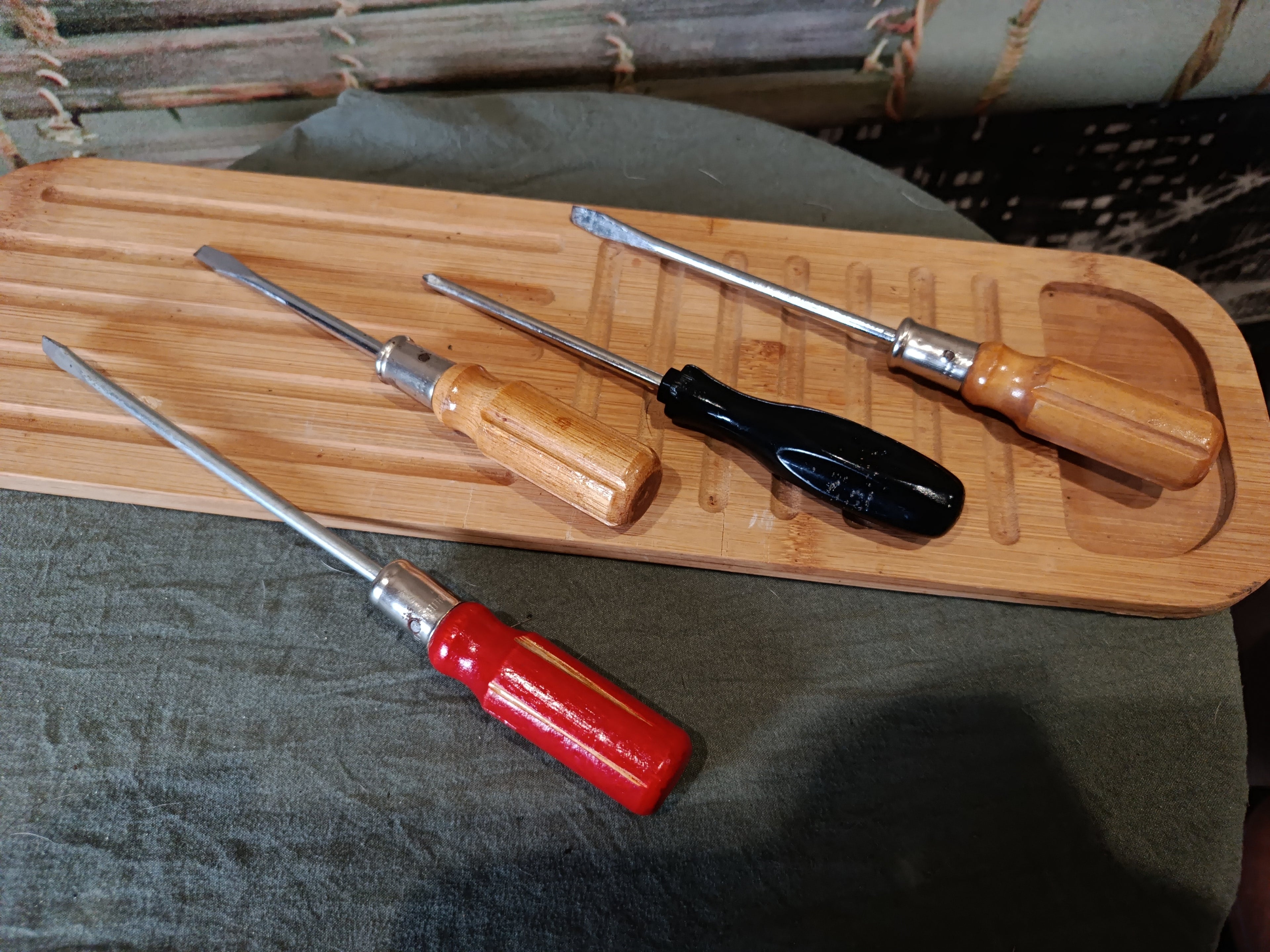 Lot de X4 Tournevis en Bois Vintage Bricolage & Travaux Cruciforme & plats XXe Collection