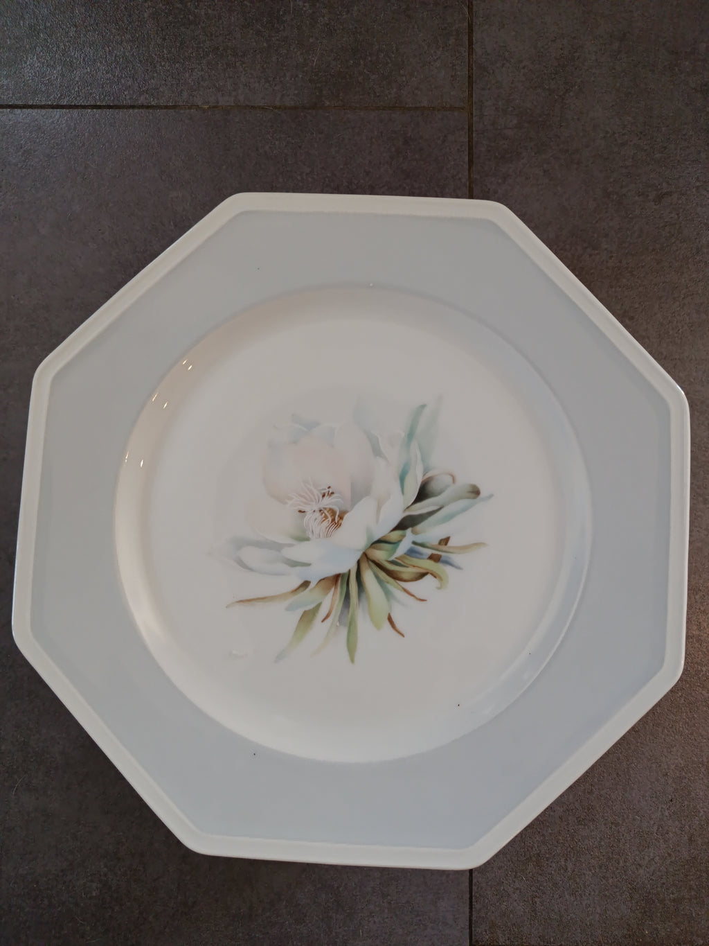 Assiette octogonale en porcelaine de Limoges Manufacture Royale Lavandou florale peinte main XXe siècle