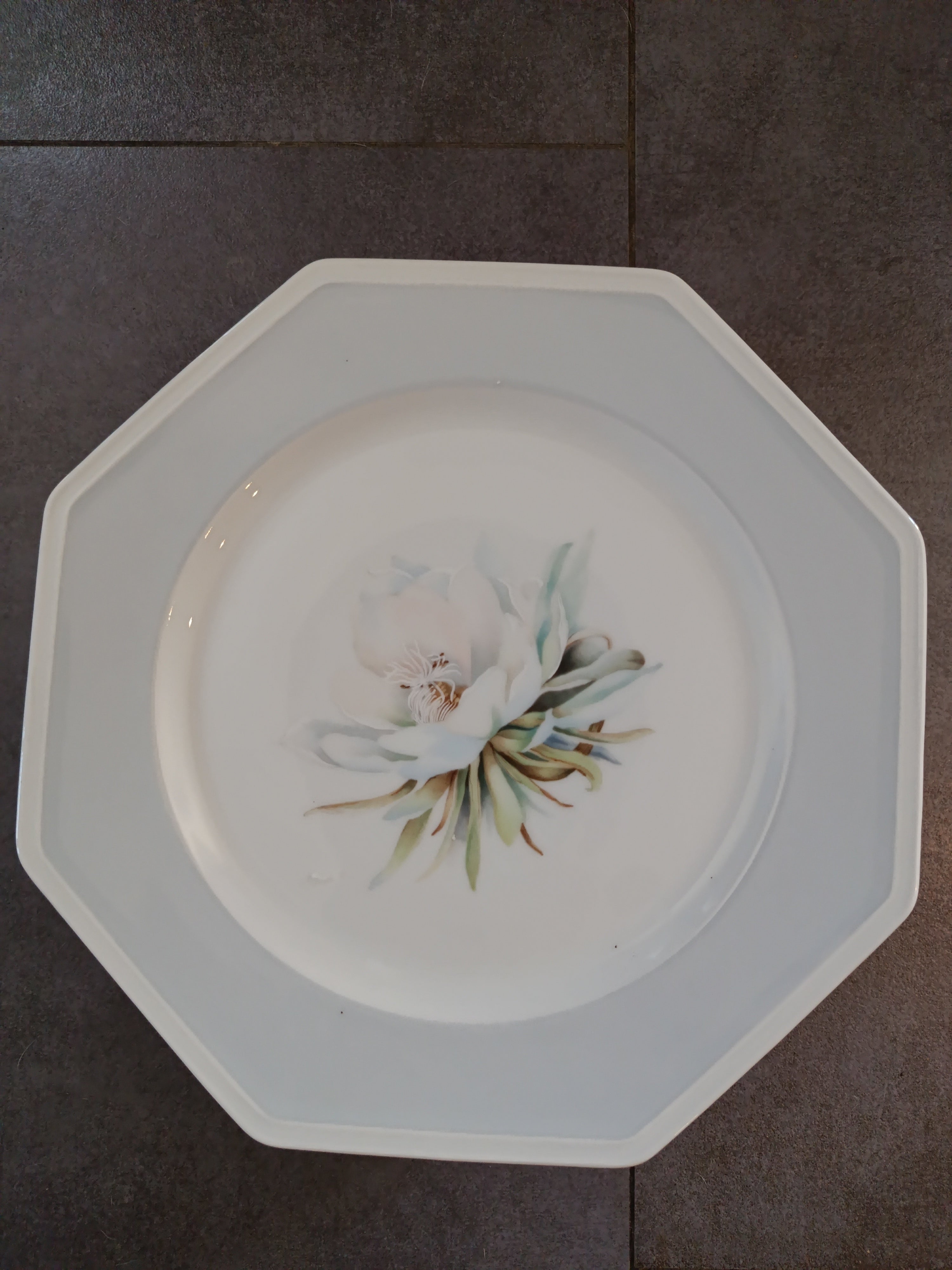Assiette octogonale en porcelaine de Limoges Manufacture Royale Lavandou florale peinte main XXe siècle