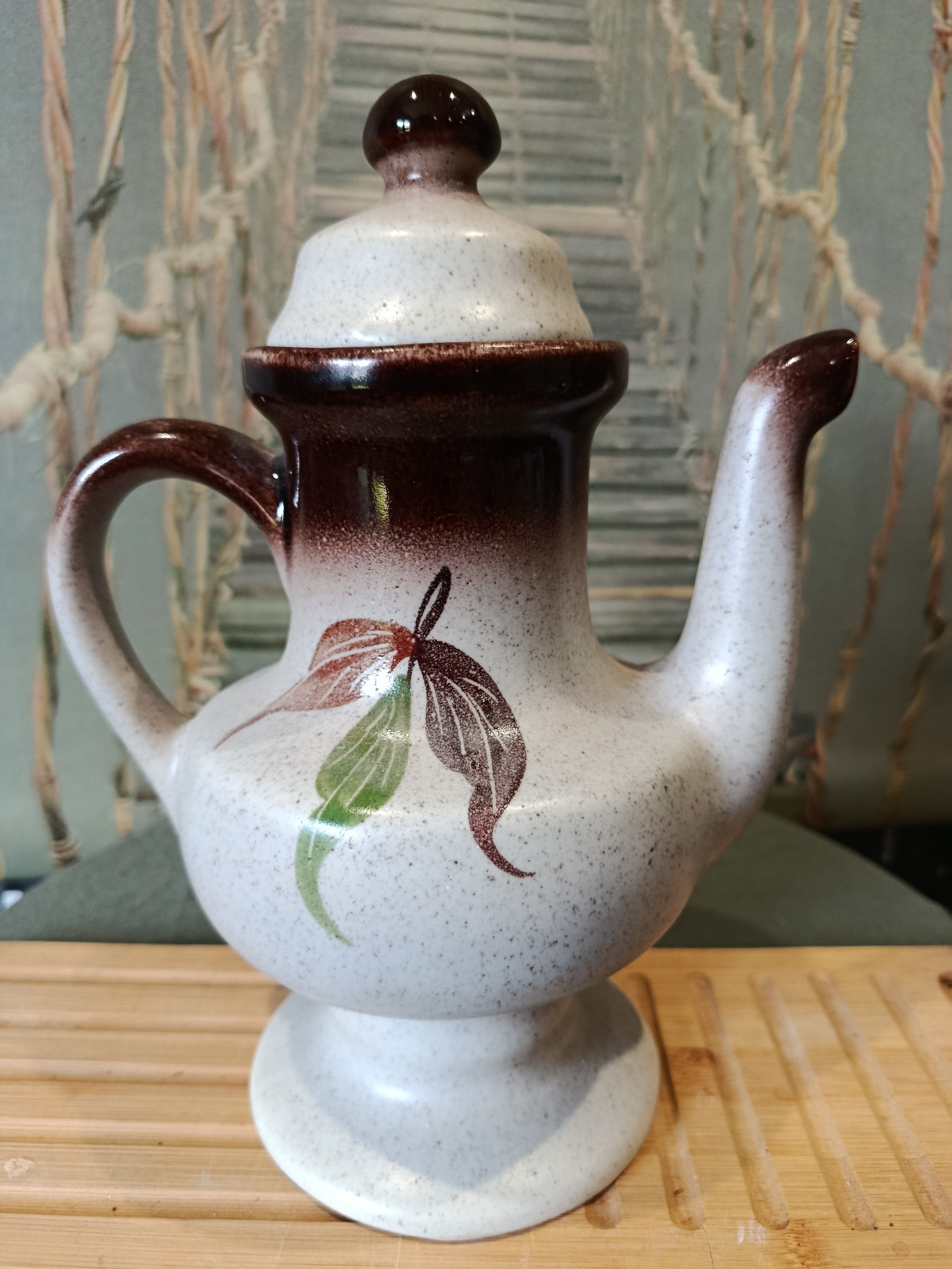 Théière vintage en grès motifs fleurs et fruits Art Déco XXe siècle