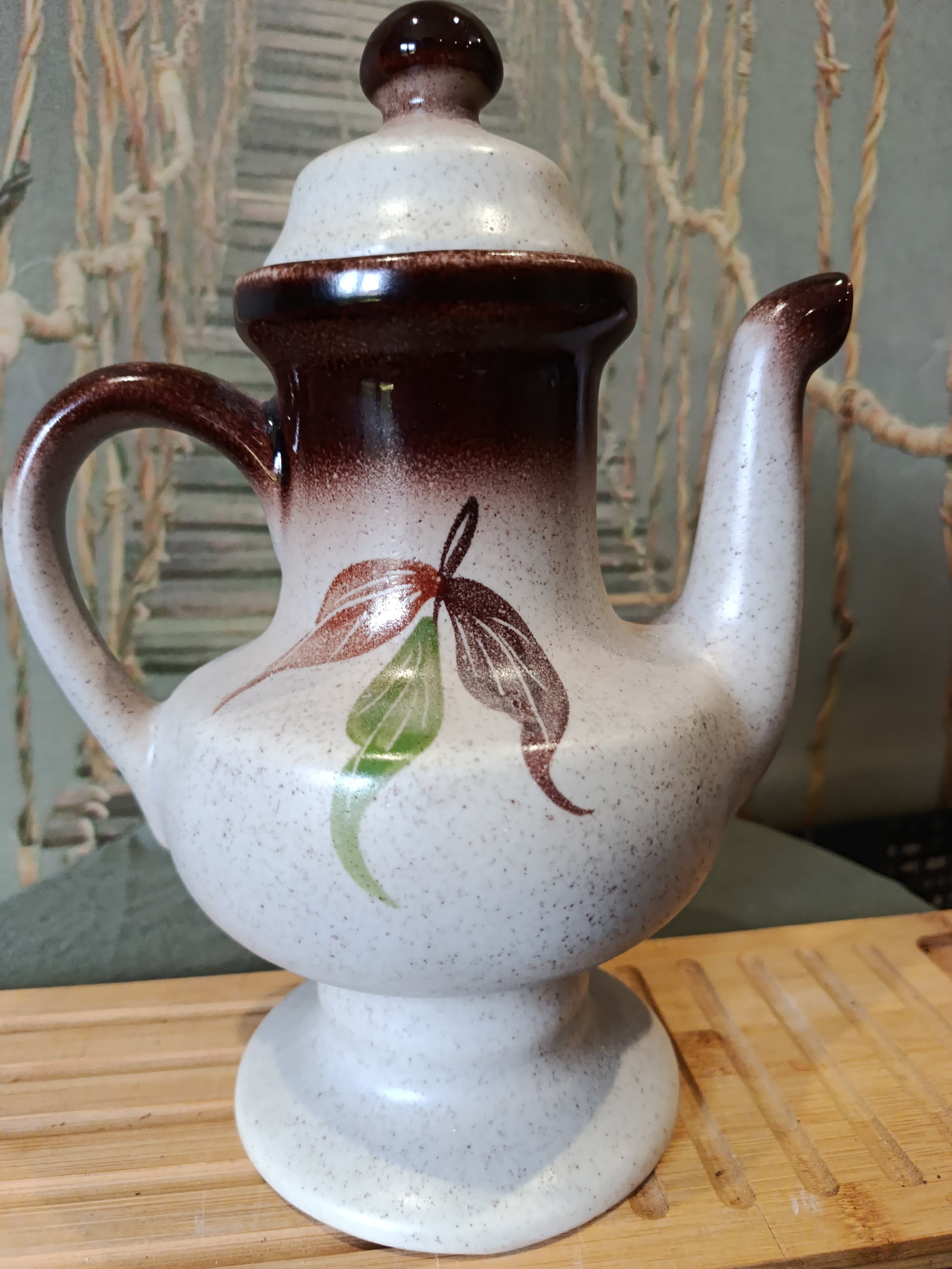 Théière vintage en grès motifs fleurs et fruits Art Déco XXe siècle