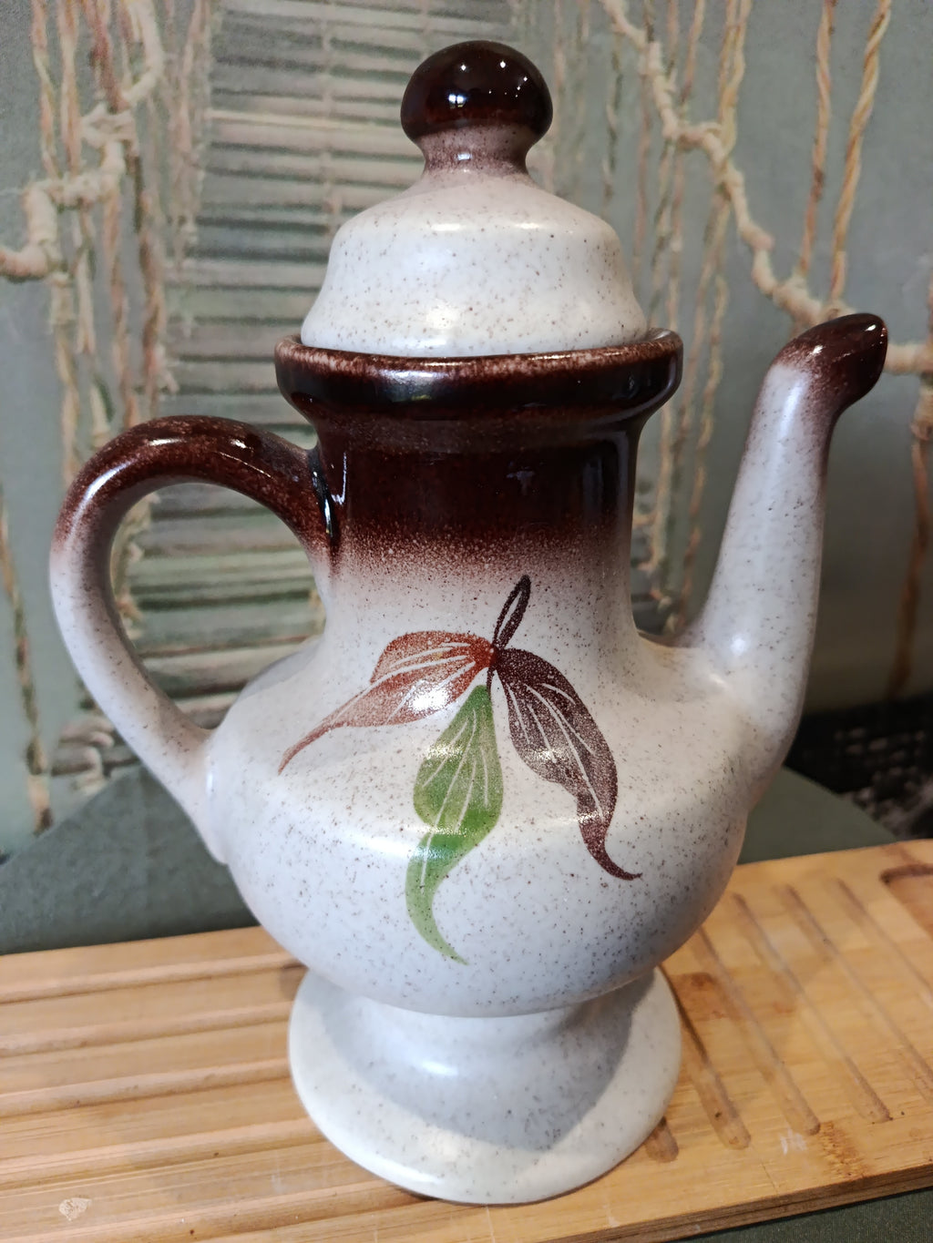 Théière vintage en grès motifs fleurs et fruits Art Déco XXe siècle