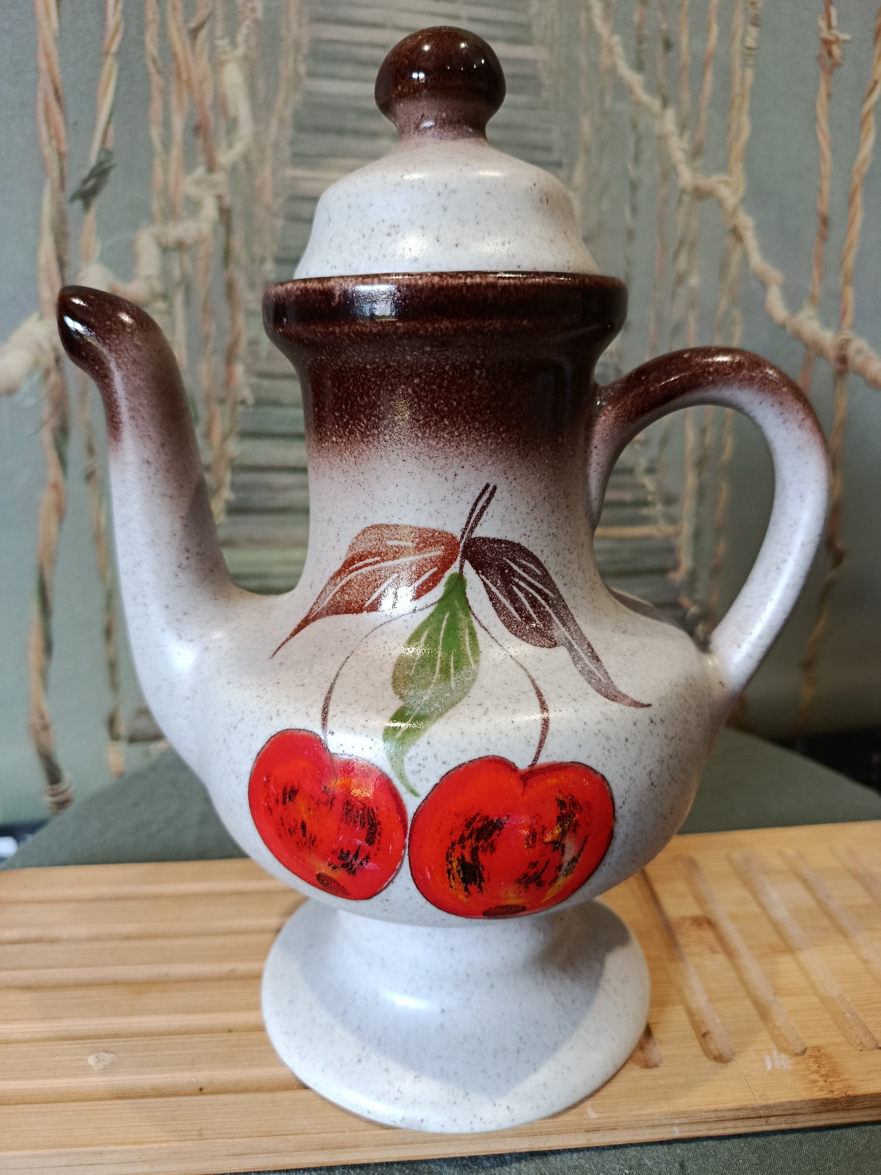 Théière vintage en grès motifs fleurs et fruits Art Déco XXe siècle