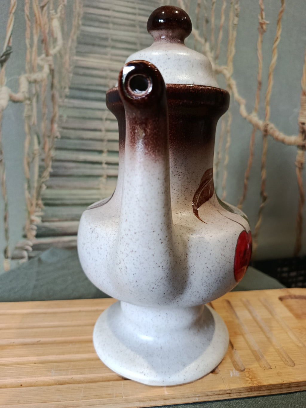 Théière vintage en grès motifs fleurs et fruits Art Déco XXe siècle