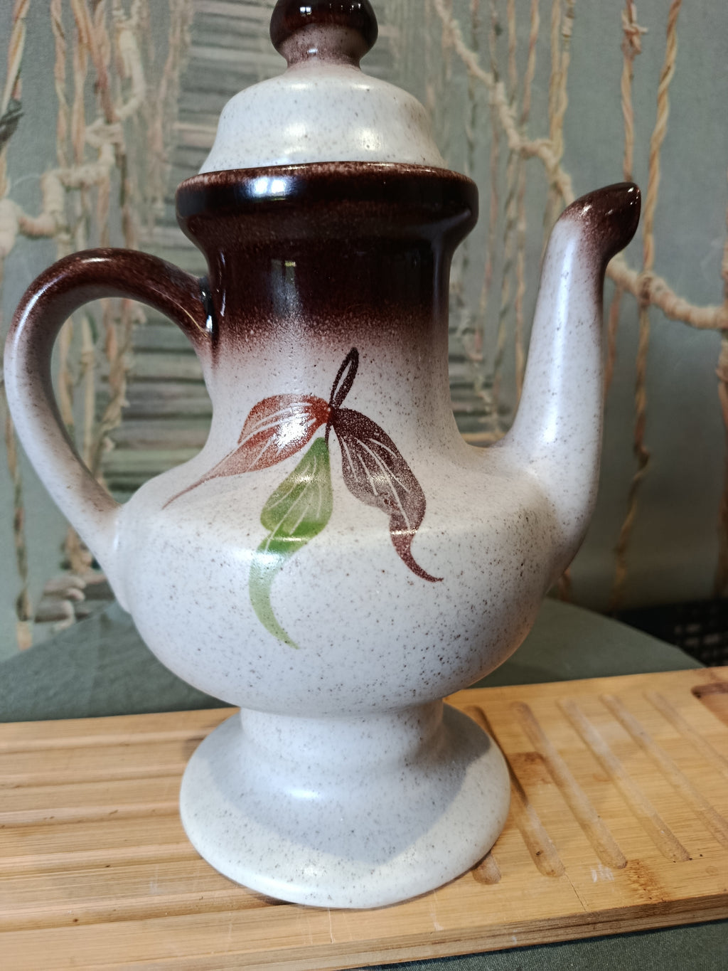 Théière vintage en grès motifs fleurs et fruits Art Déco XXe siècle