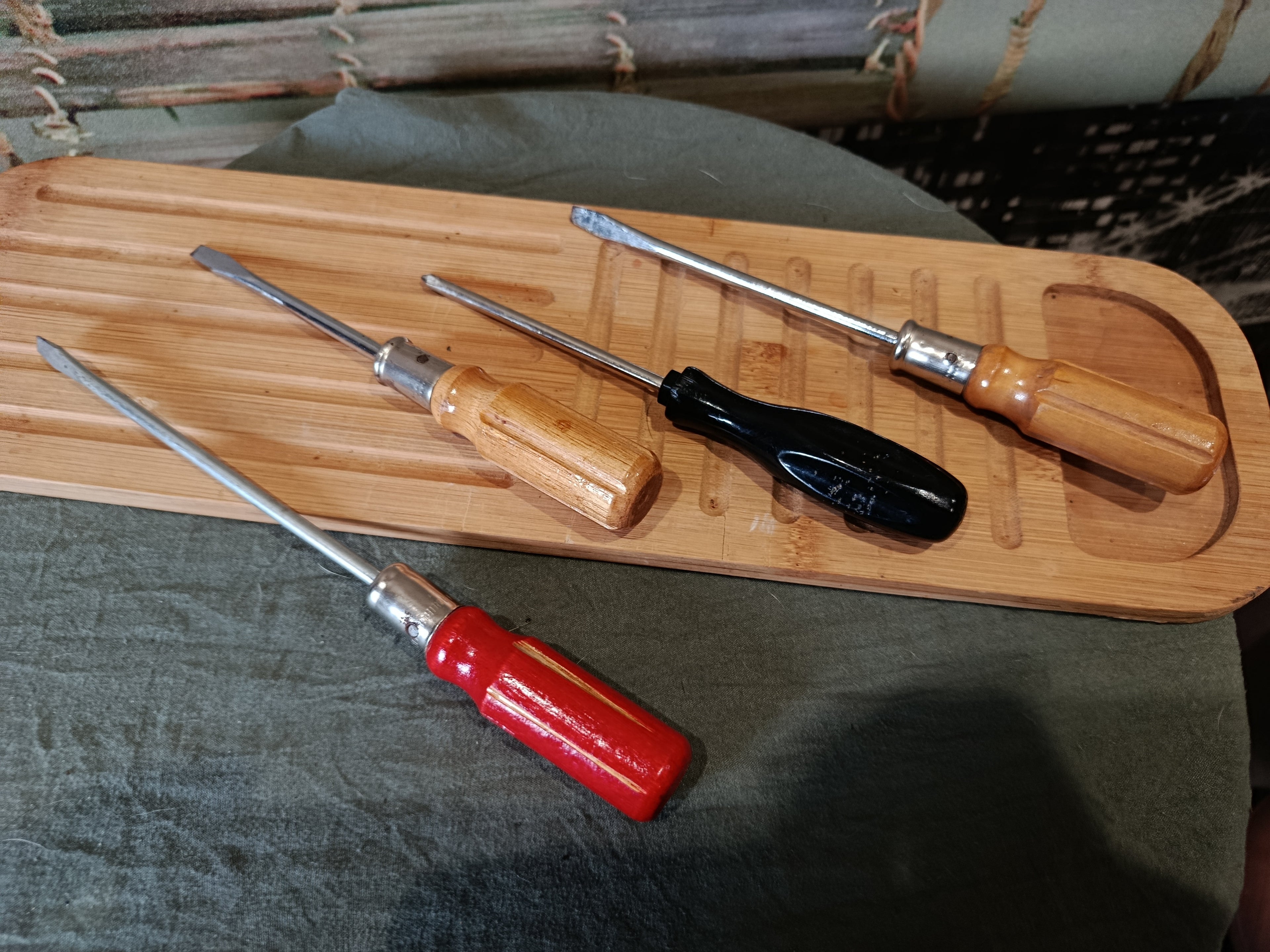 Lot de X4 Tournevis en Bois Vintage Bricolage & Travaux Cruciforme & plats XXe Collection