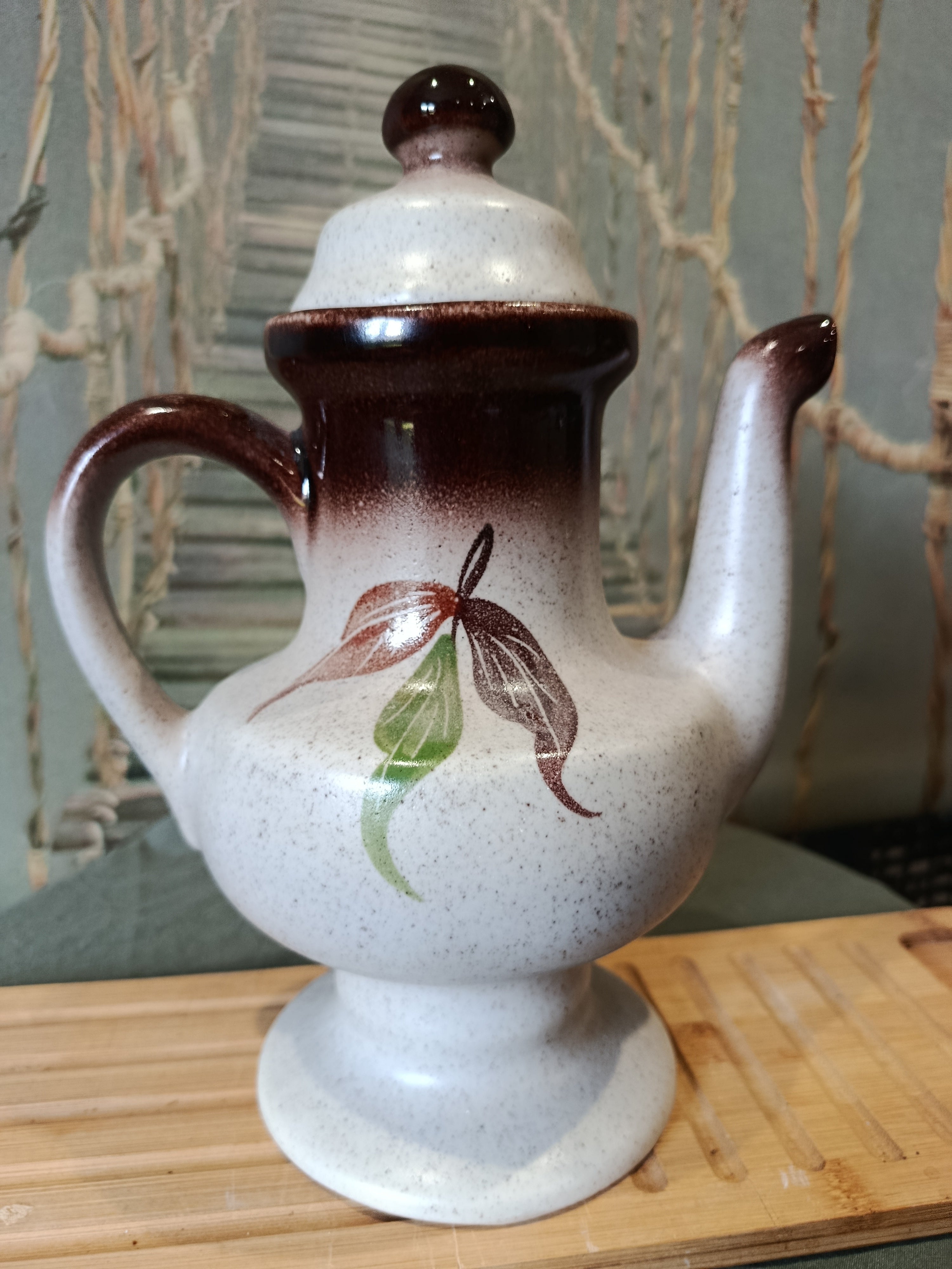 Théière vintage en grès motifs fleurs et fruits Art Déco XXe siècle