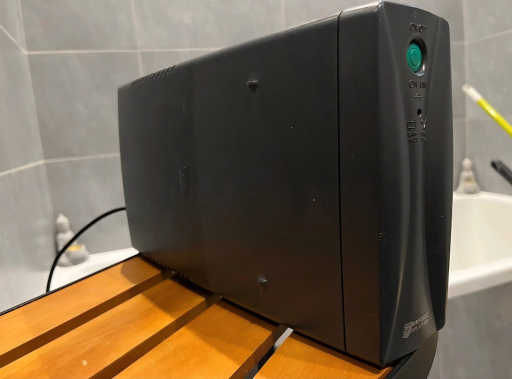 Ancien Onduleur Infosec UPS System Modem Réseaux Informatique Électronique Vintage XXe Collection