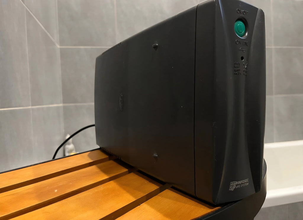Ancien Onduleur Infosec UPS System Modem Réseaux Informatique Électronique Vintage XXe Collection