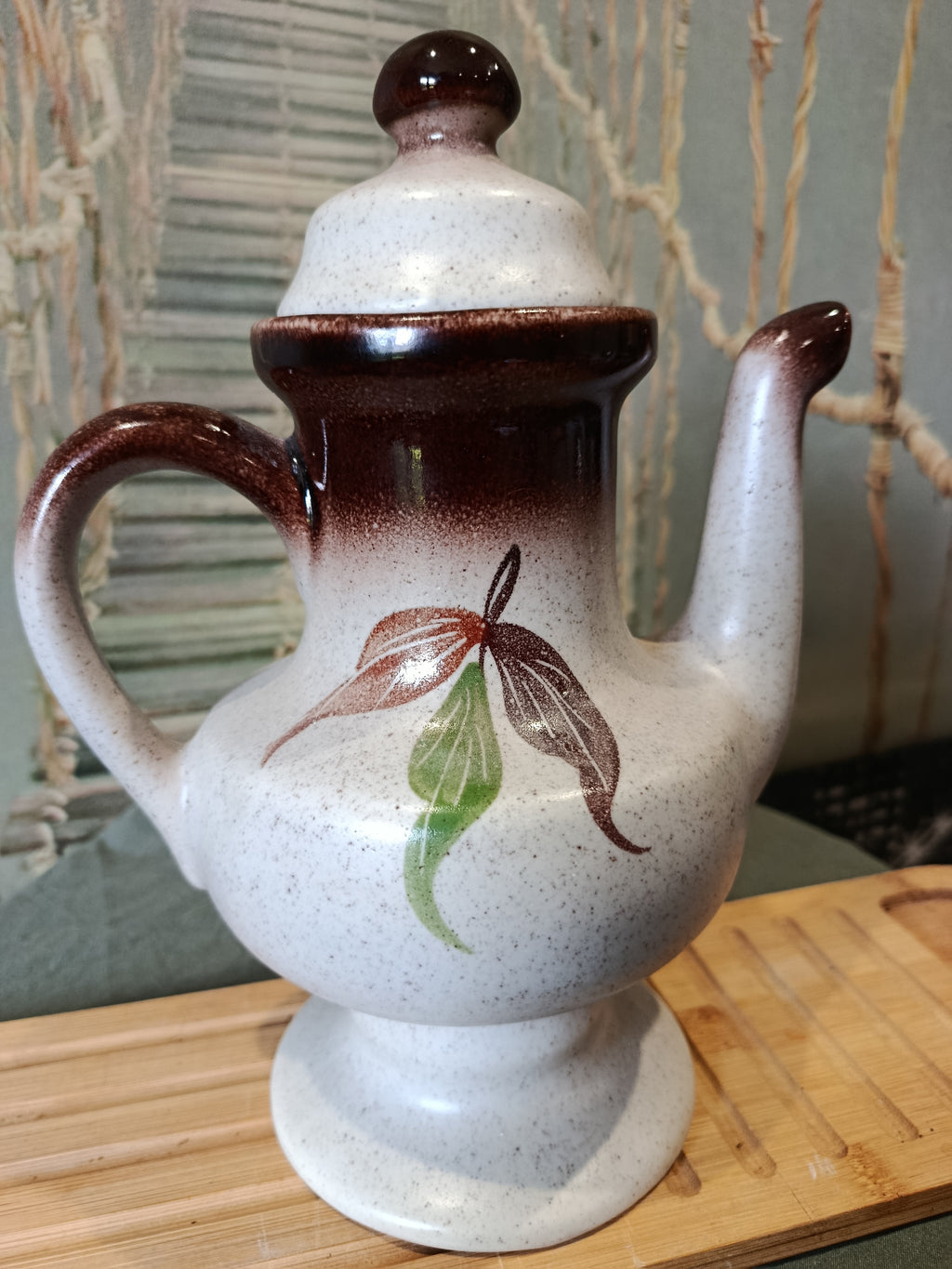 Théière vintage en grès motifs fleurs et fruits Art Déco XXe siècle
